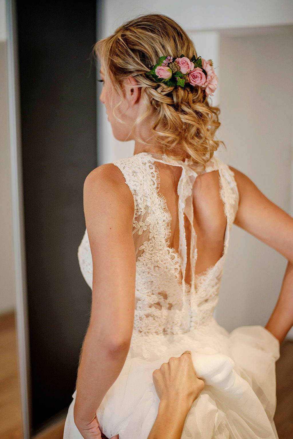 Coiffure mariage chignon bas glamour et chic avec demi couronne de fleurs roses