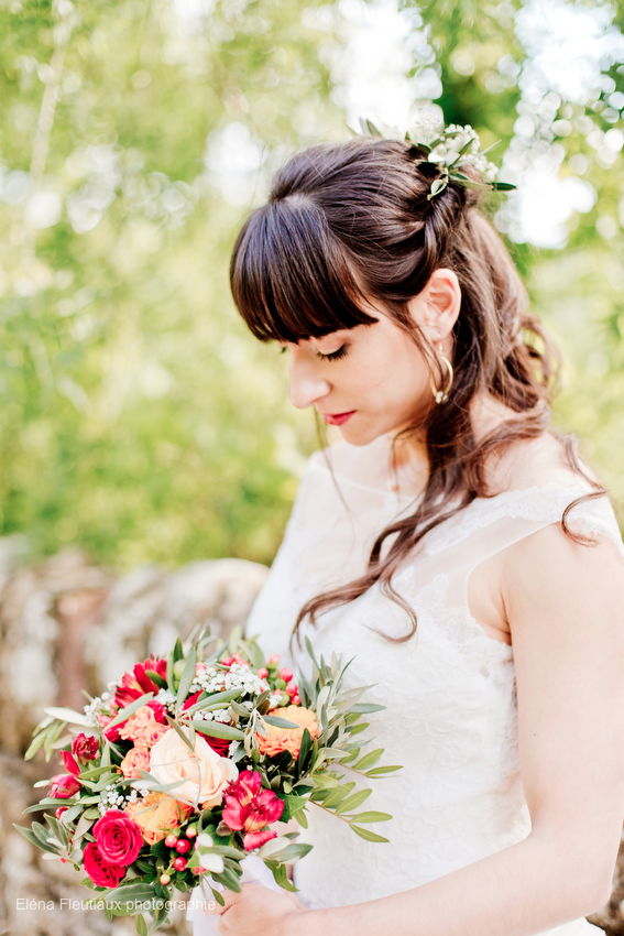 Coiffure et maquillage mariage, cheveux lâchés wavy, demi queue avec frange