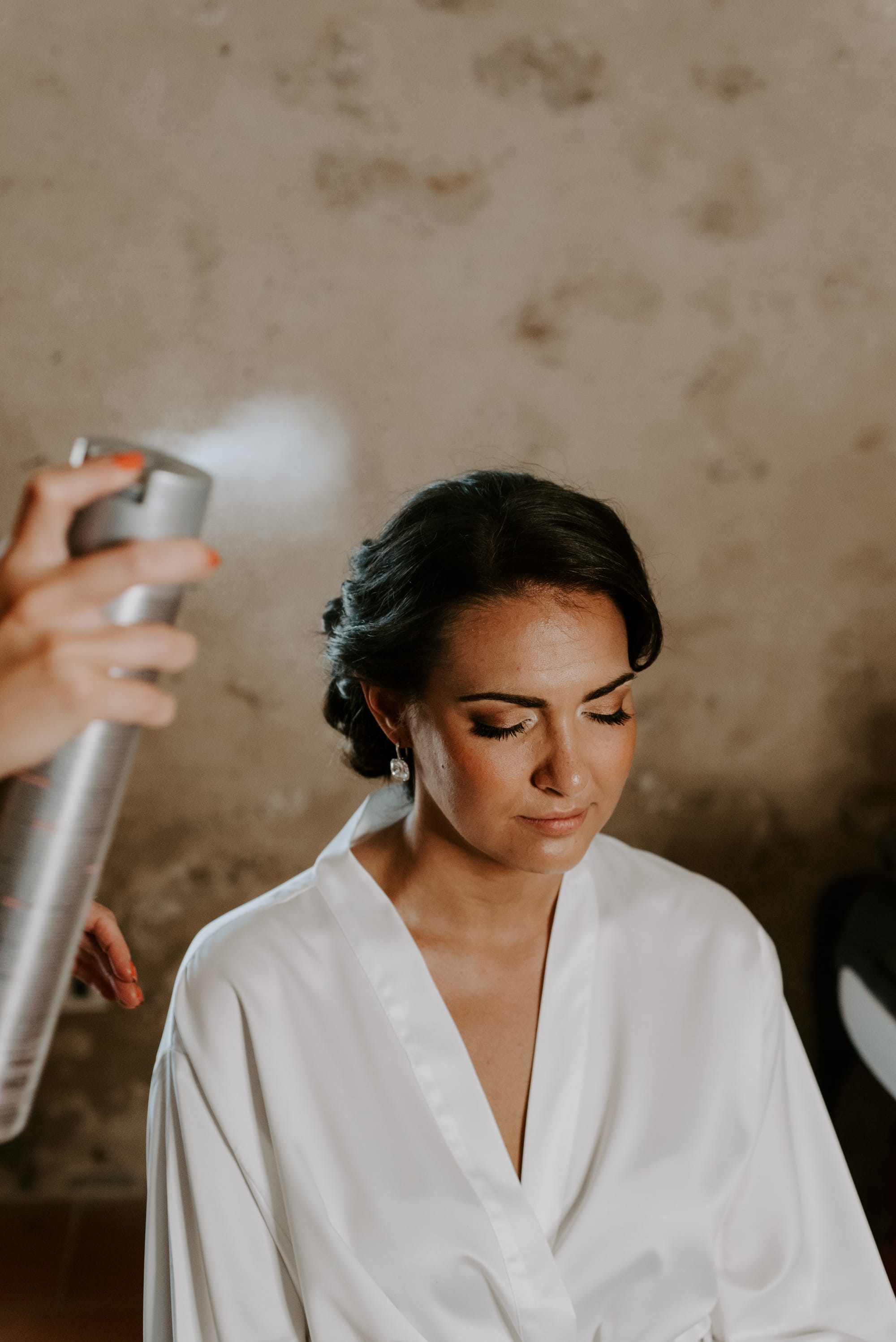 Coiffure et maquillage chic et glamour,  teint halé