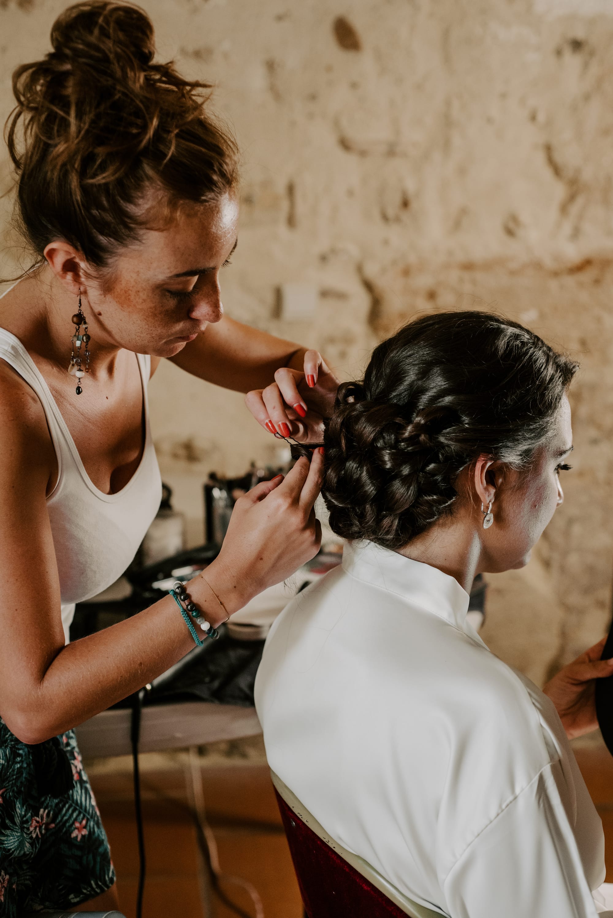 Coiffure mariage, chignon bas travaillé, chic et glamour