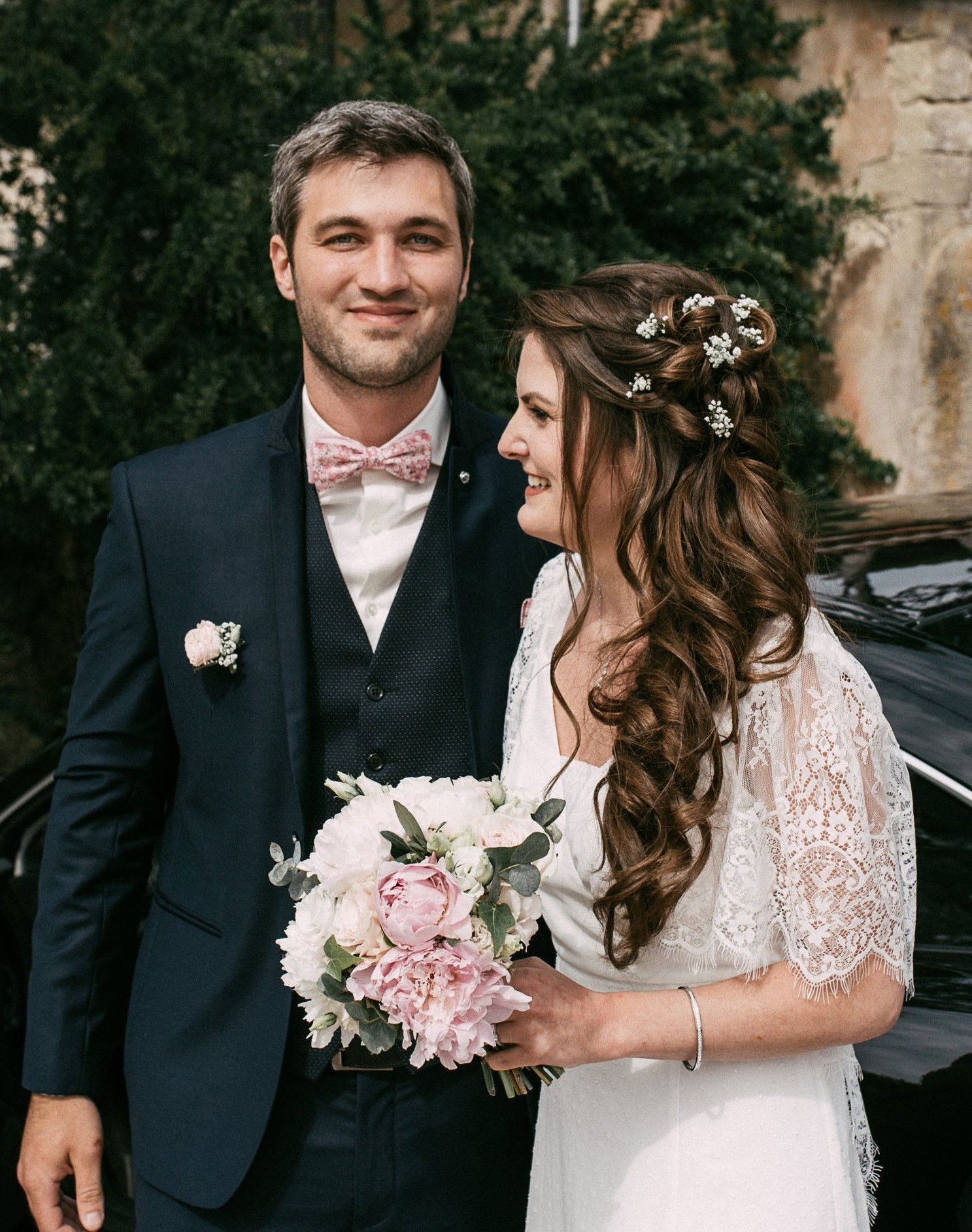 Coiffure mariage wavy, détaché en demi  queue, cheveux long et gypsophile