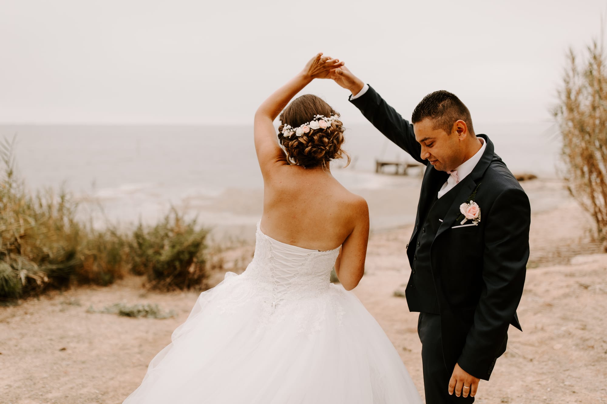 Coiffure mariage chignon bas glamour chic avec demi couronne de fleurs