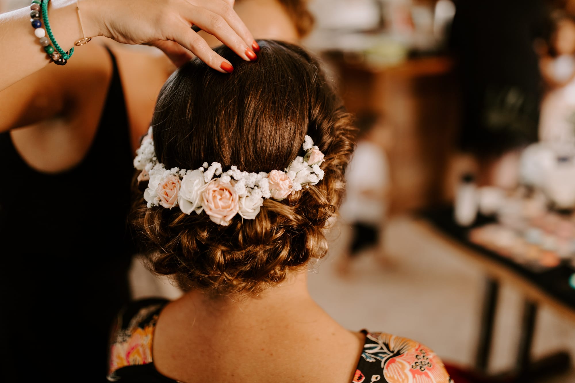 Coiffure mariage chignon bas glamour avec demi couronne de fleurs