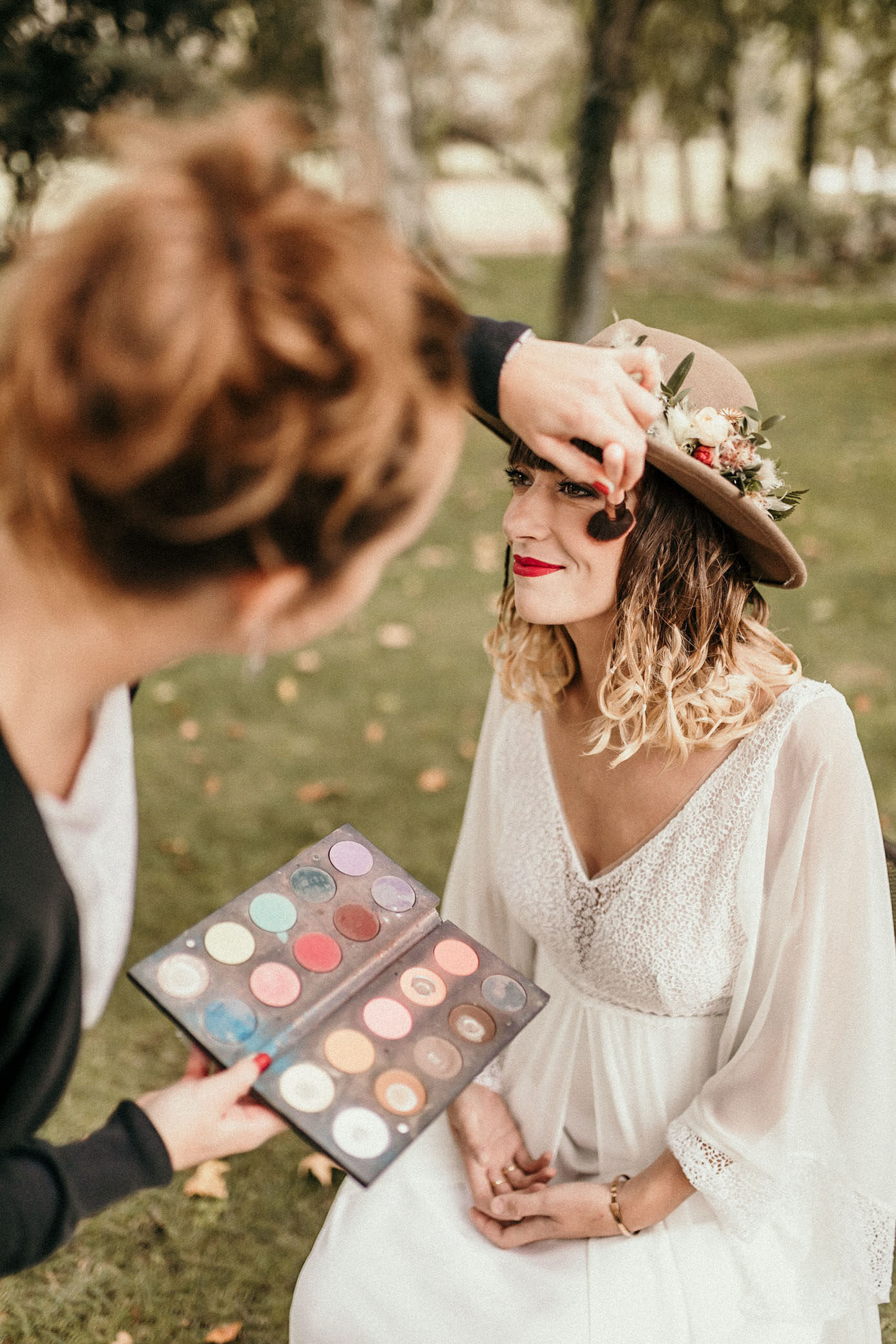 Coiffure et maquillage champêtre chic et glamour