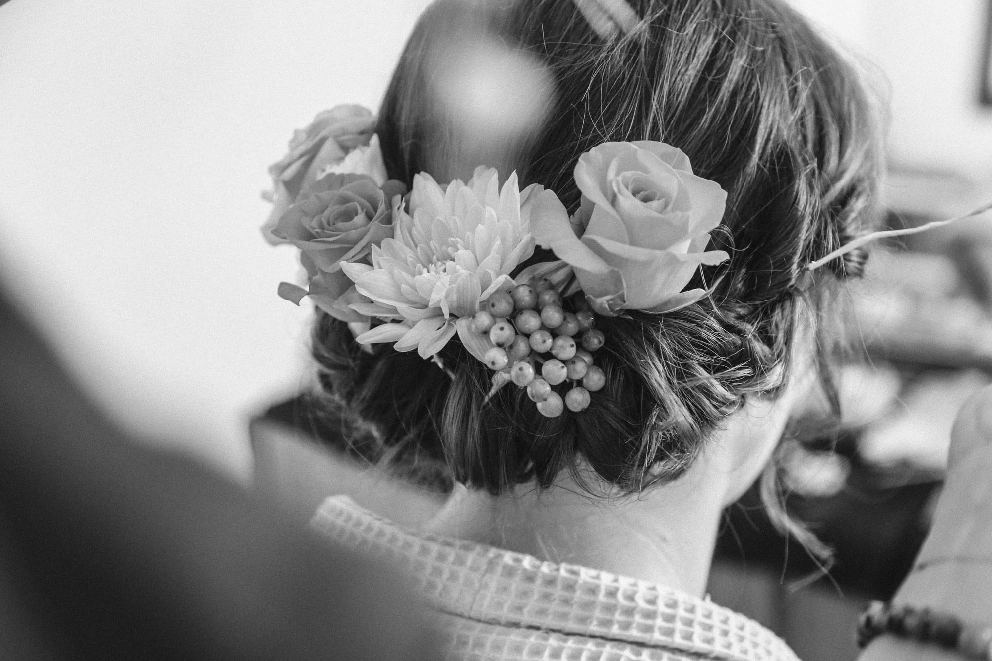 Chignon bas mariage bohème chic avec demi couronne de fleurs