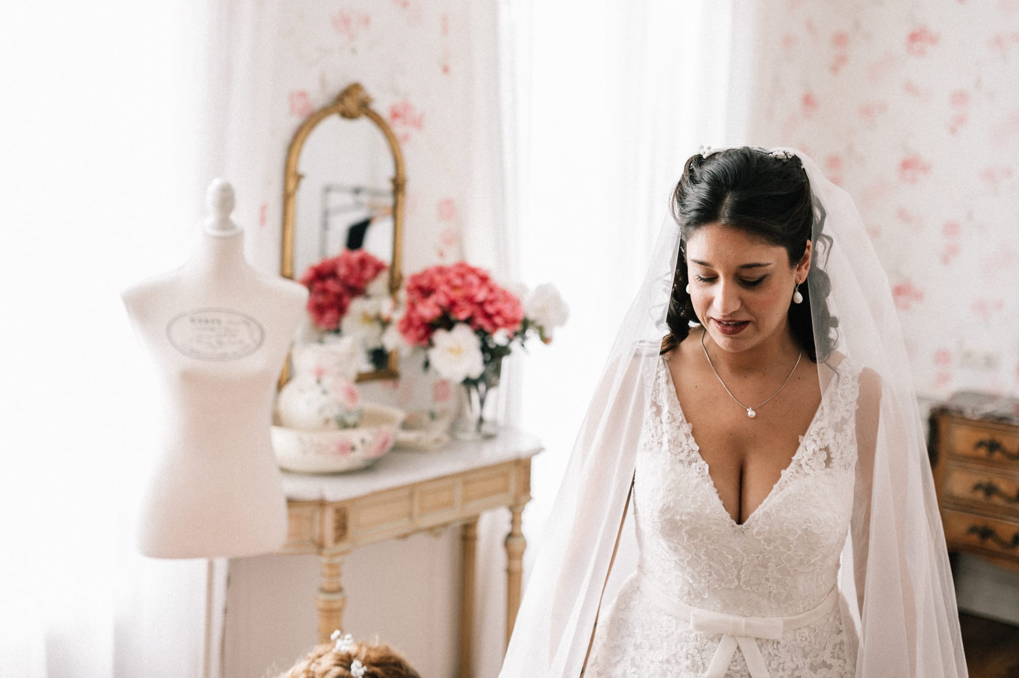 Mariée avec un voile, coiffé et maquillé princesse