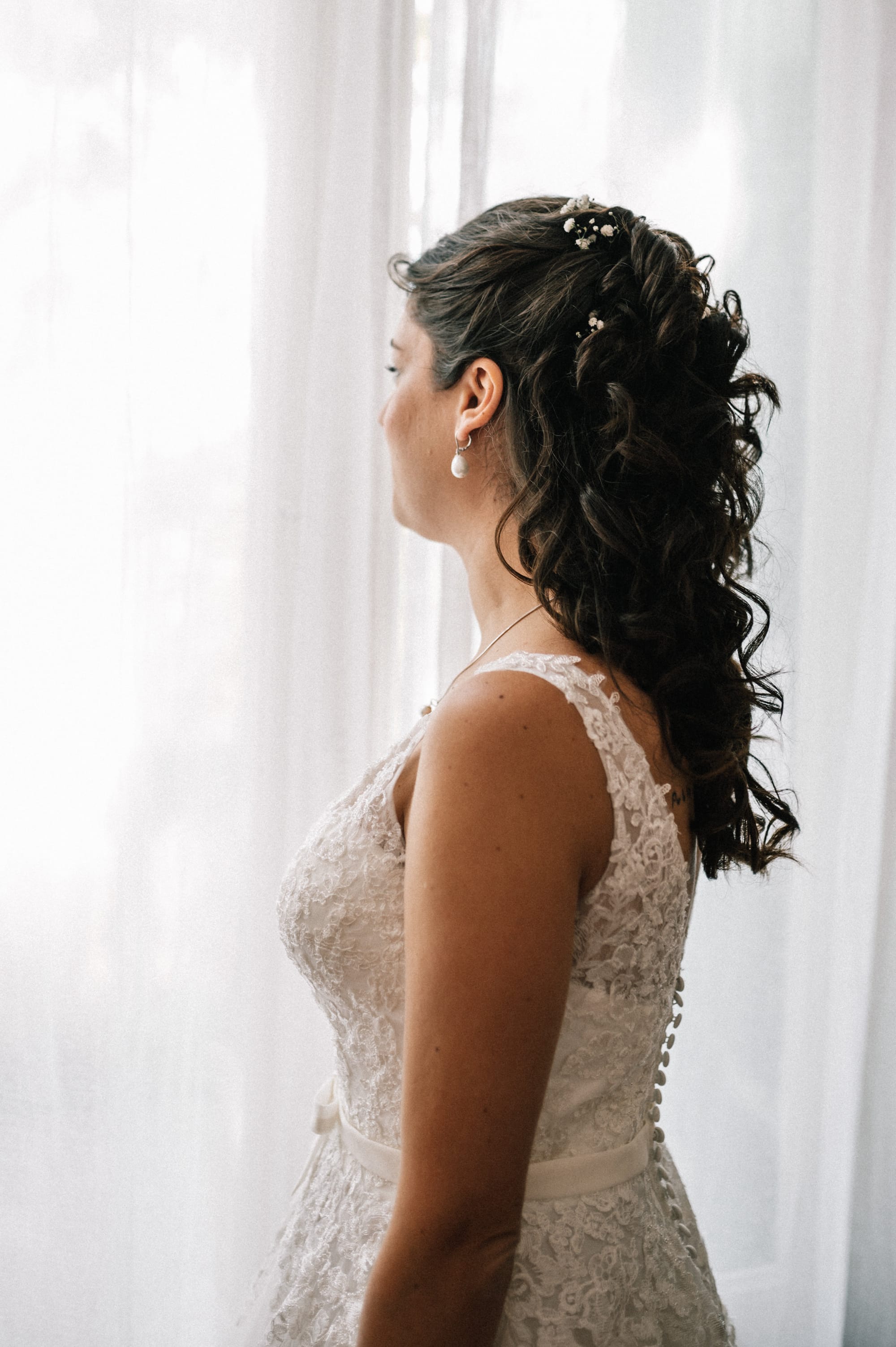 Coiffure wavy mariée avec gypsophile