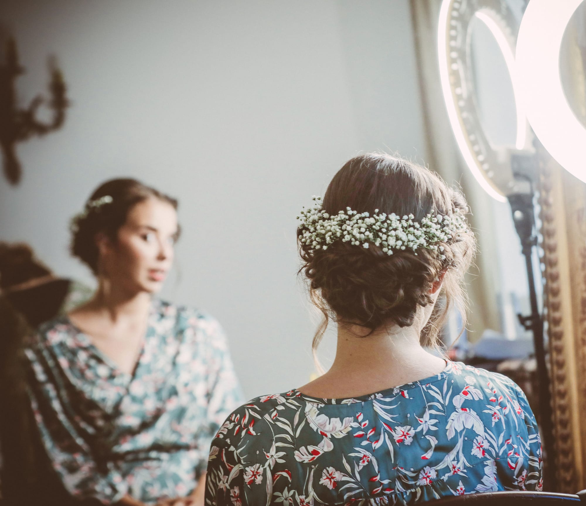 Chignon bas de mariée avec couronne de gypsophile