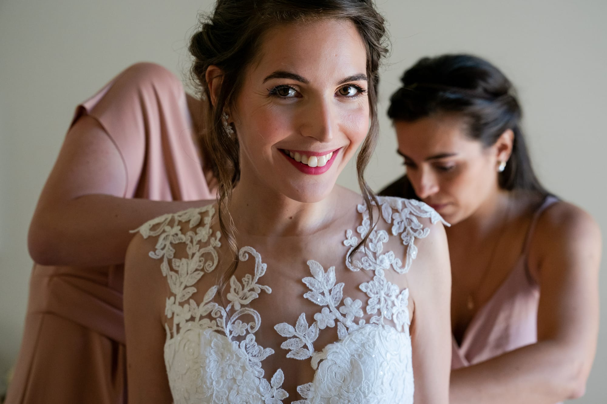 Mariée maquillée en rose poudré avec bouche rose