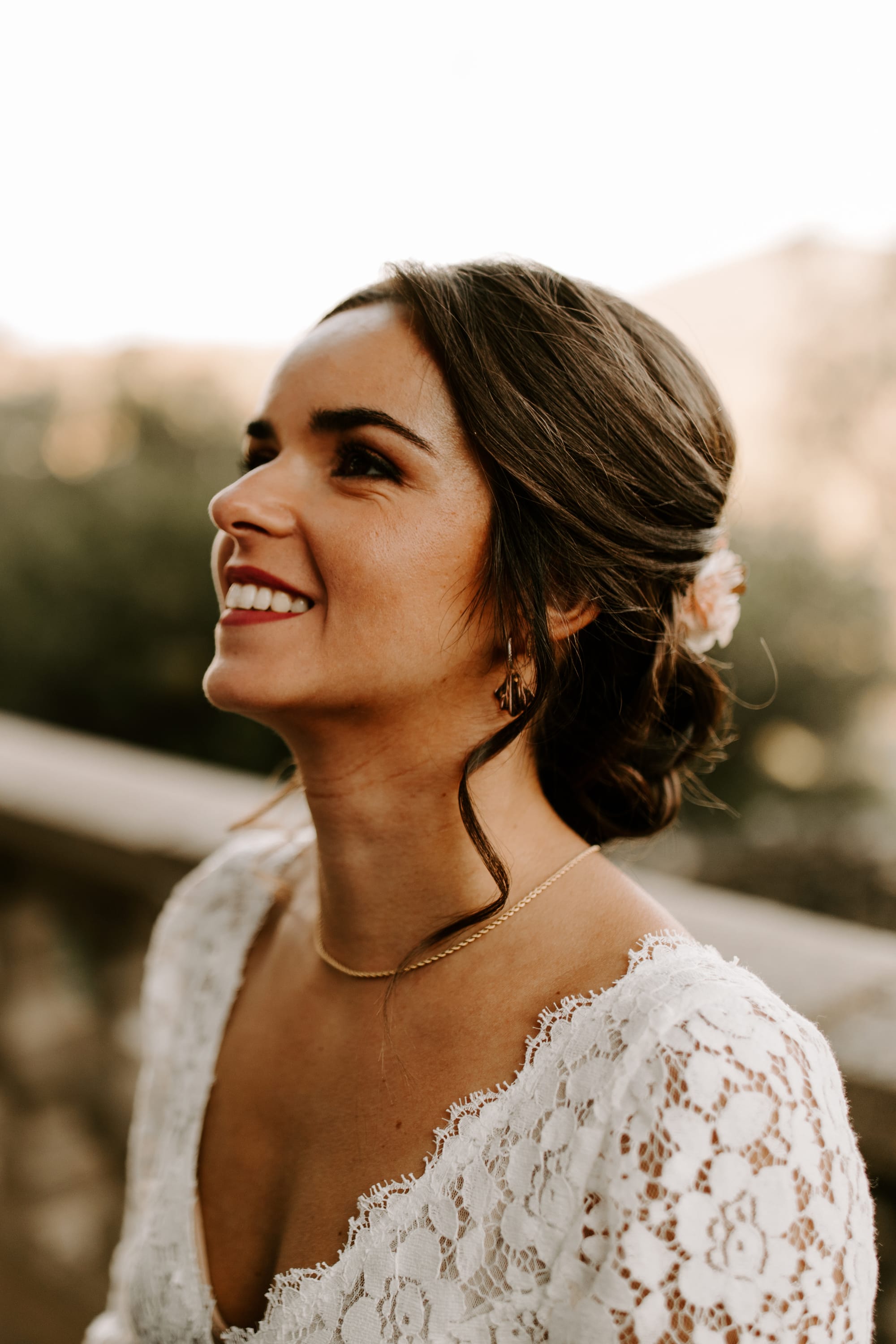 Maquillage de mariée au regard intense de noir et de dégradé de poudre,  illuminé avec un rouge à lèvre bois de rose