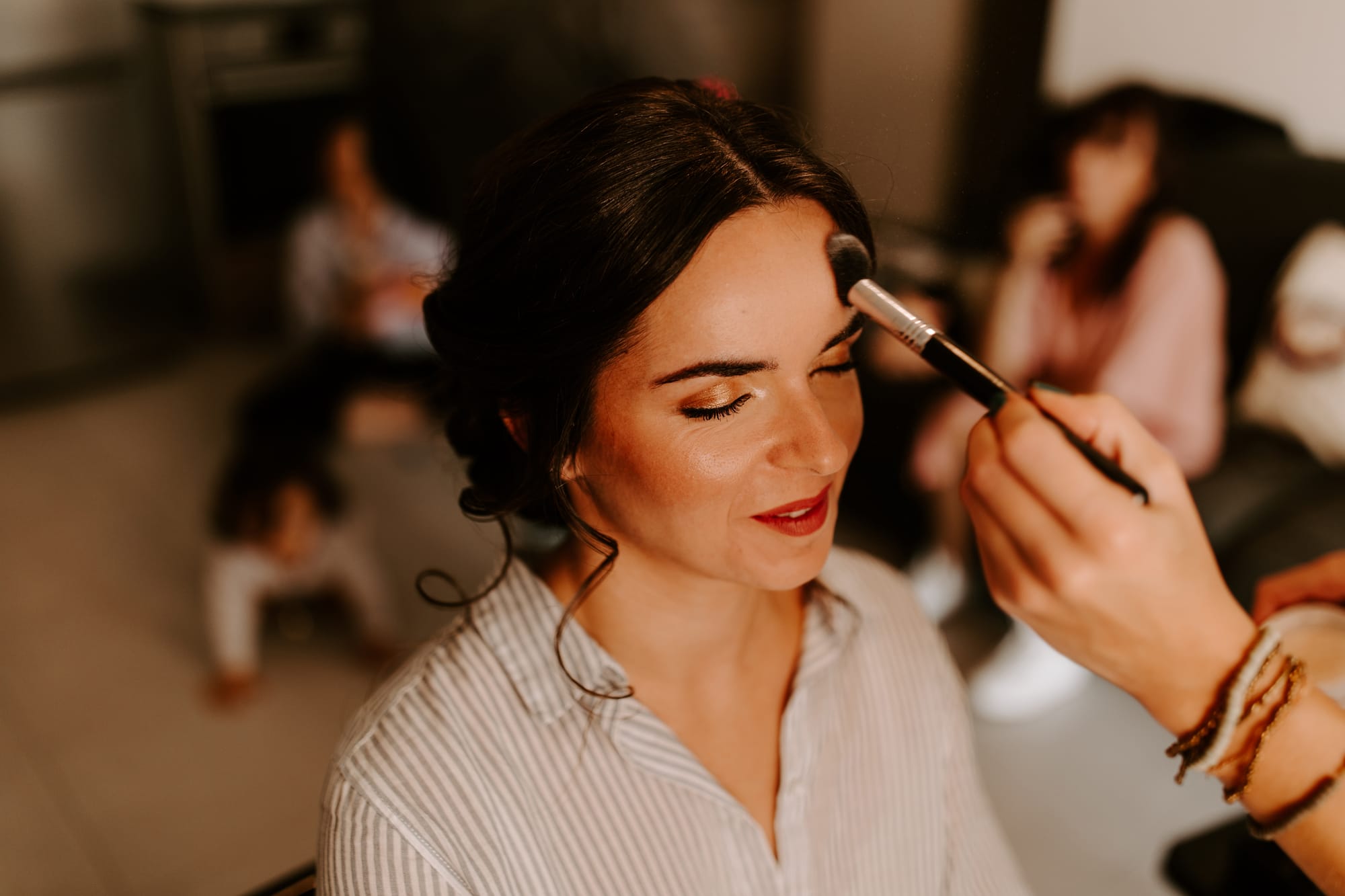 Maquillage mariée yeux dégradé or, teint poudré et bouche aux teintes soutenues mat