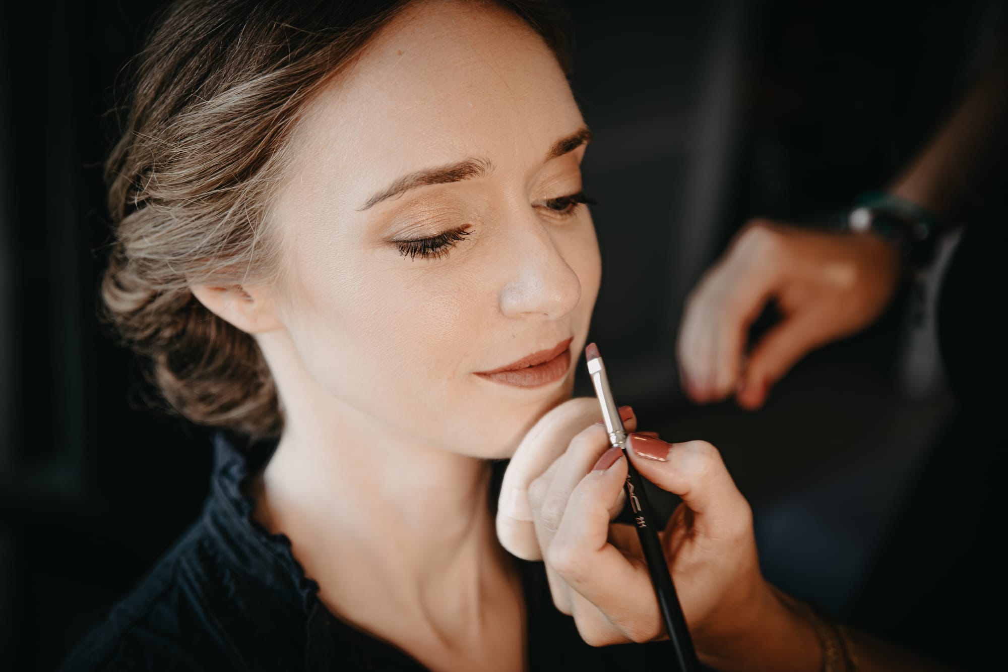 Maquillage mariée tout en douceur, teint porcelaine, yeux poudrés et bouche nude