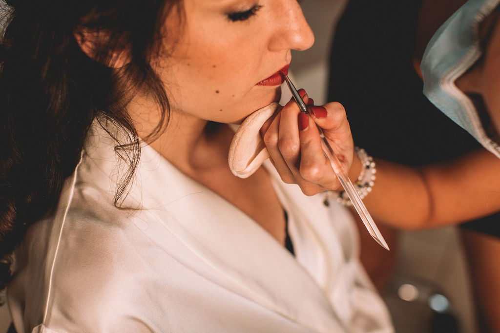 Maquillage mariée, teint contouring, yeux dégradés de marron, demi faux-cils et bouche bois de rose et note de prune