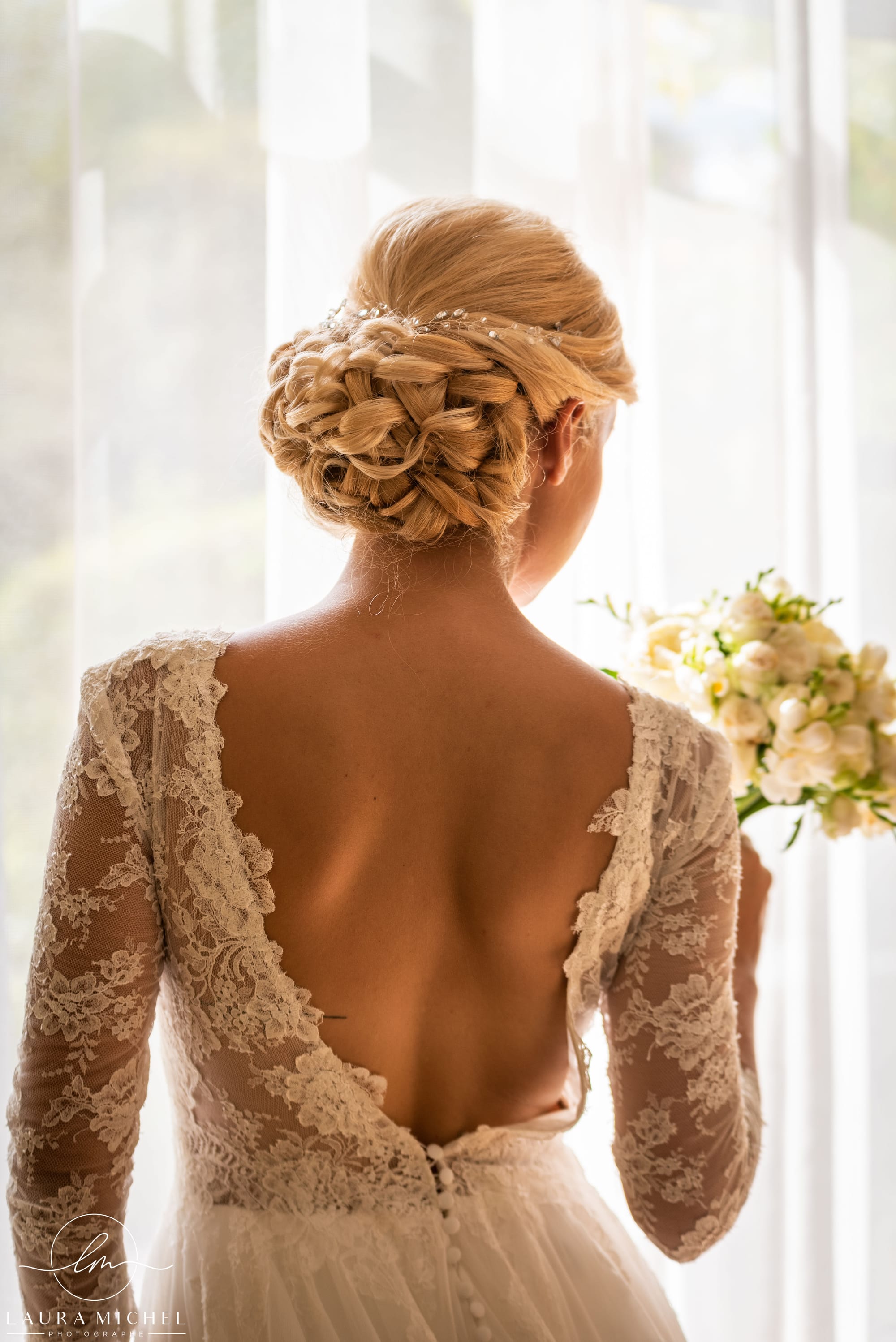 Chignon bas de mariée princesse, cheveux blond, avec brillant