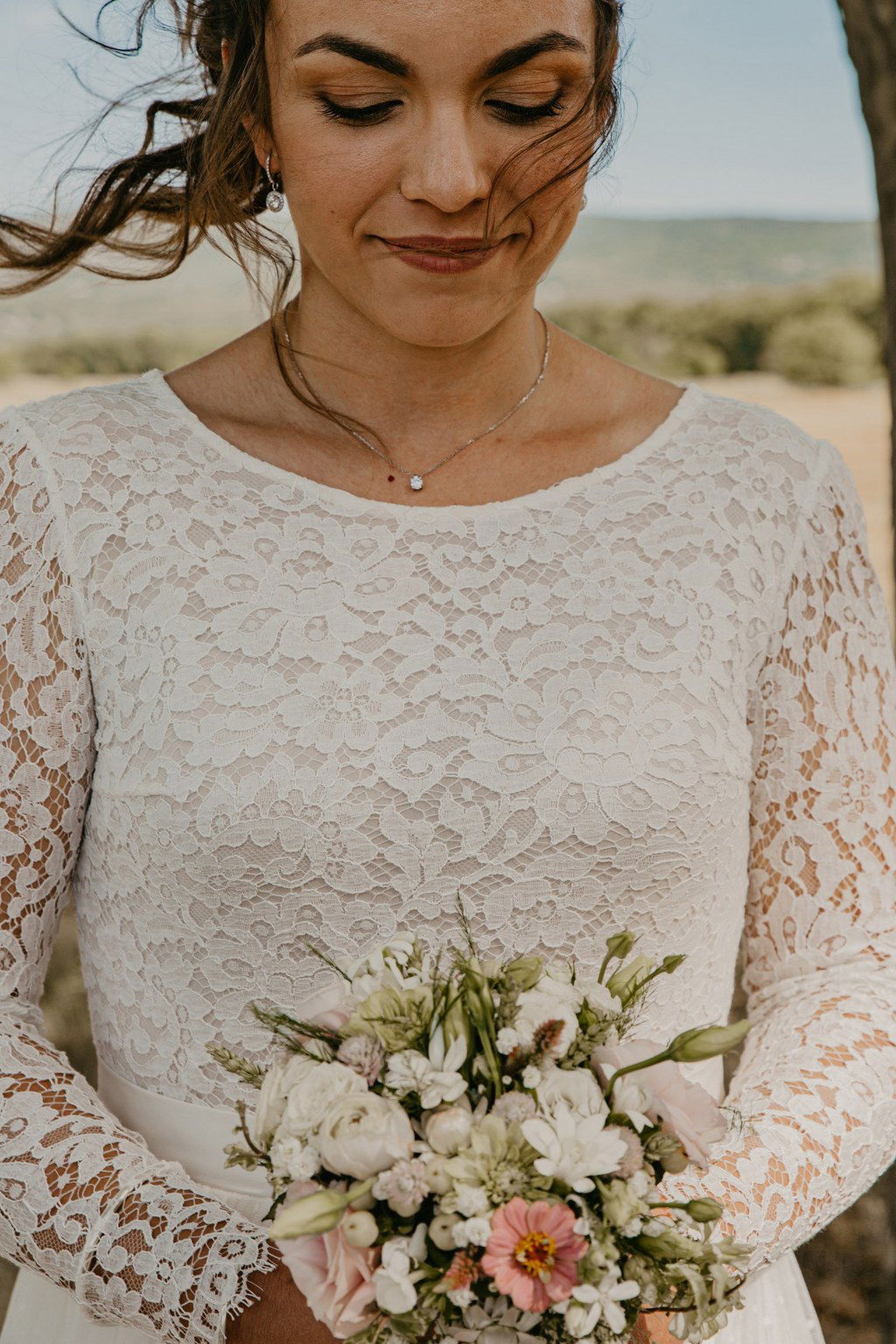 Mariée romantique avec bouquet de fleurs