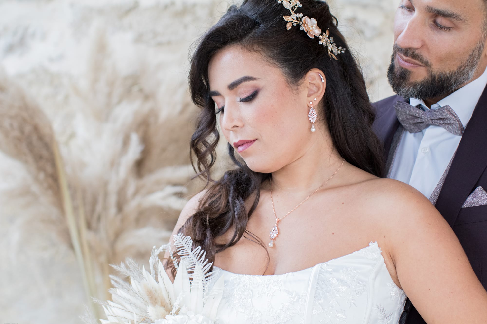 Mariée romantique avec un peigne de cheveux