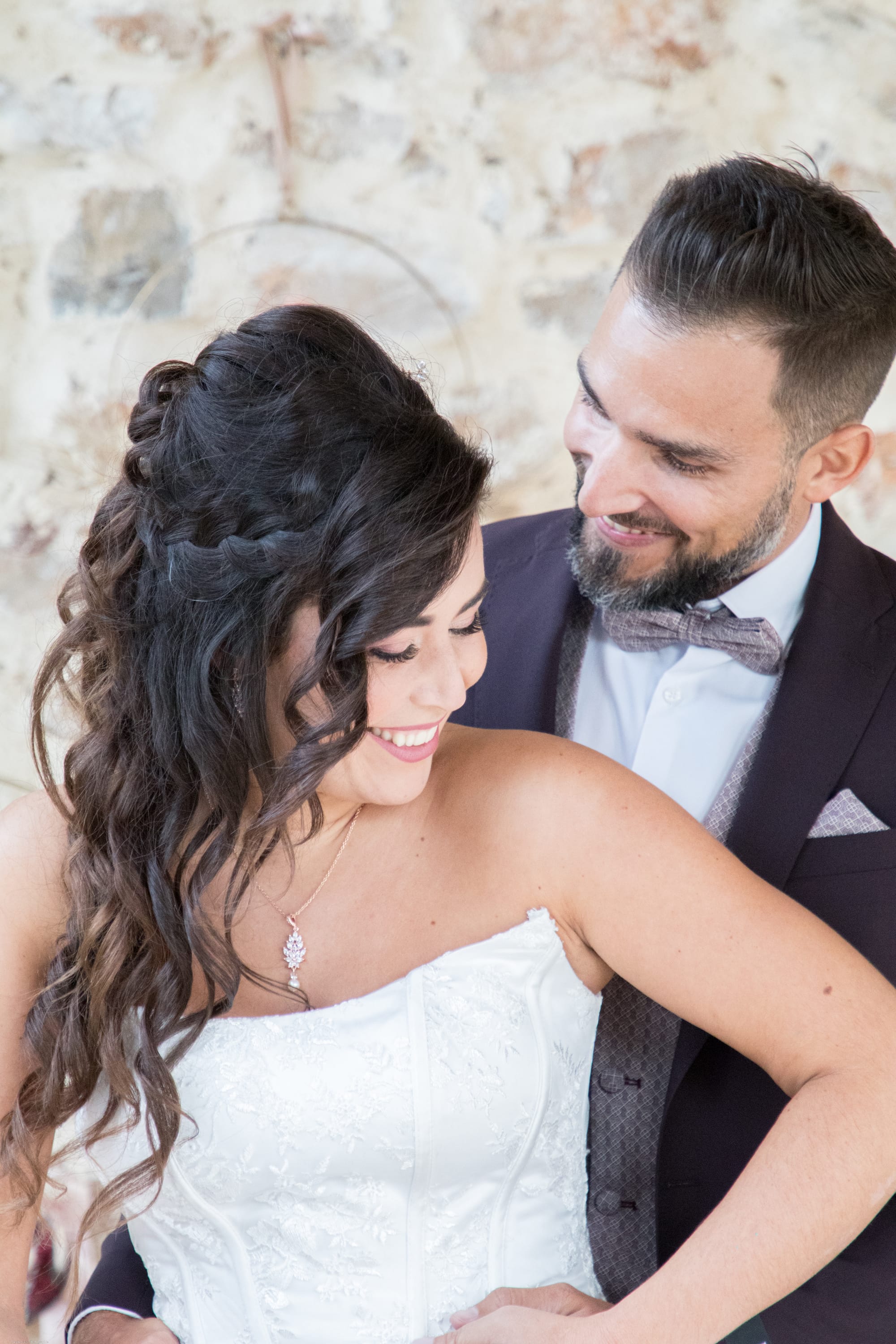 Coiffure de mariée glamour et romantique avec tresse et wavy