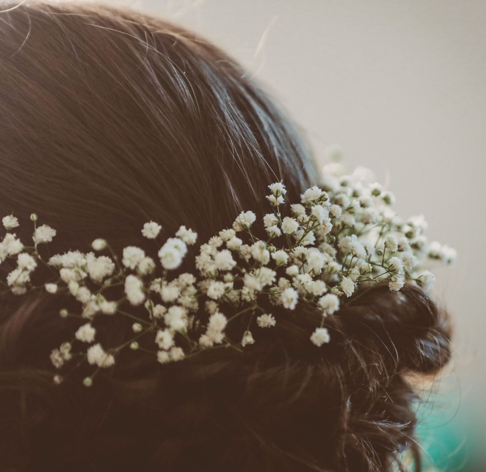 Chignon bas avec fleurs séchées