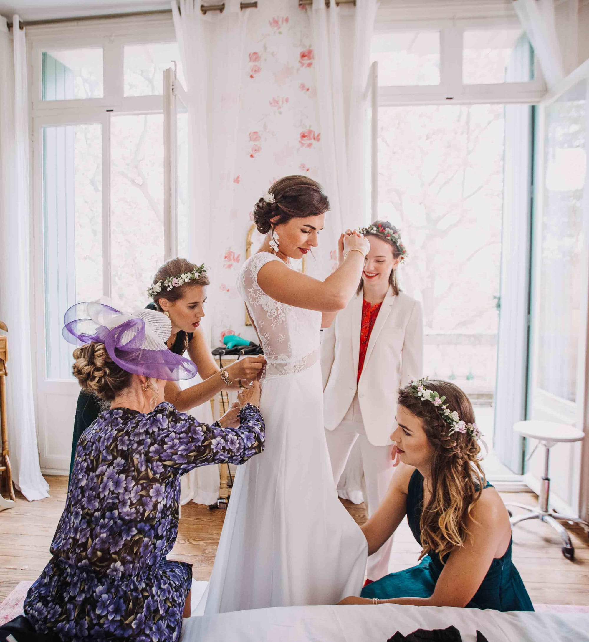 Coiffure de demoiselles d'honneur avec couronnes de fleurs dans les cheveux