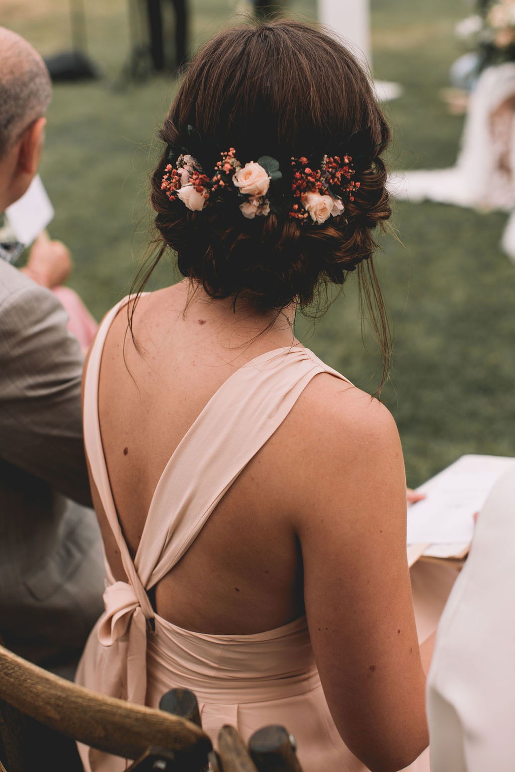 Chignon bas avec insertion de fleurs