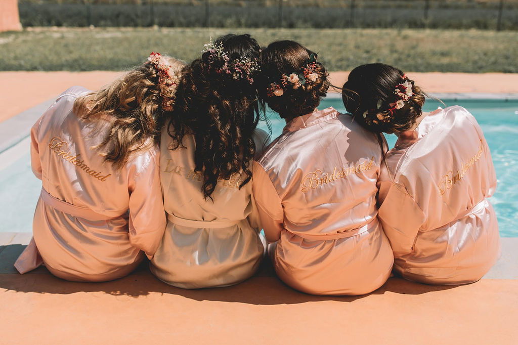 Fleurs séchées dans chignon bas ou sur cheveux ondulés