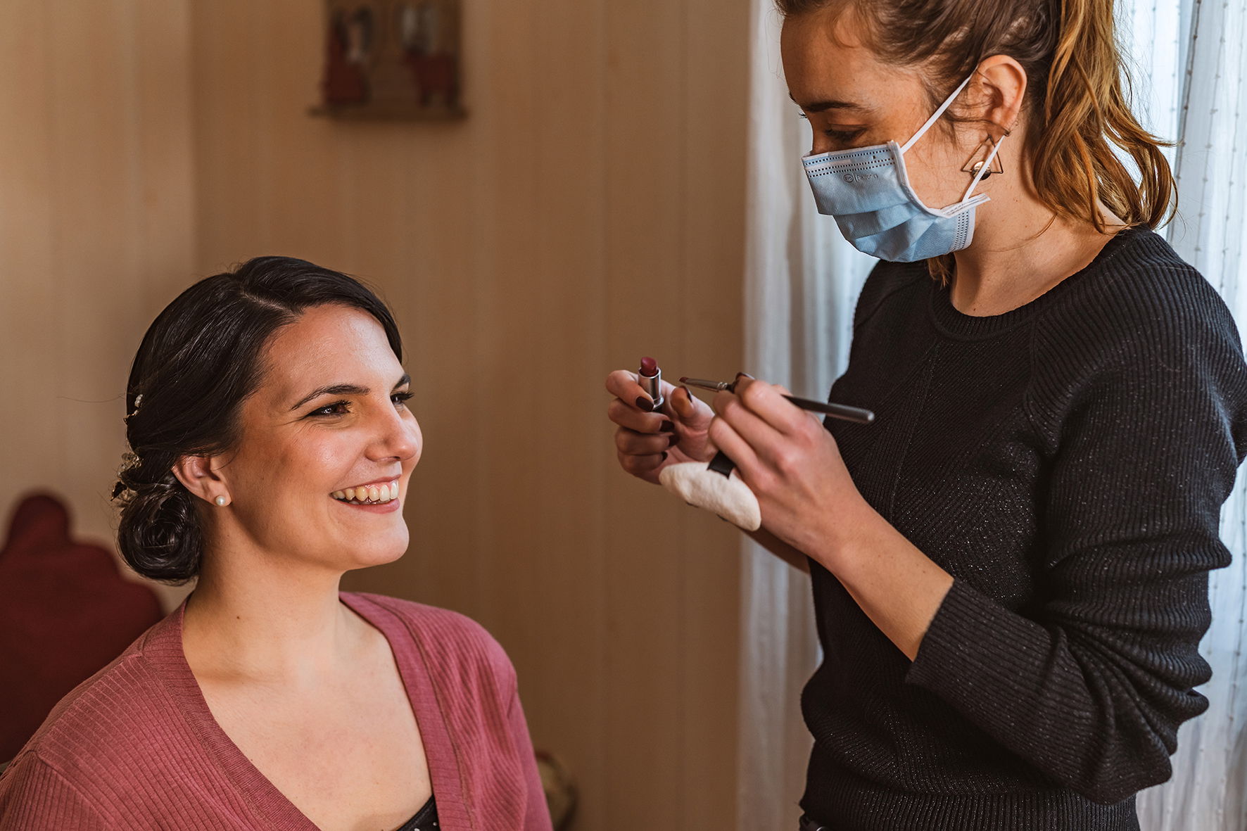 Maquillage lumineux et naturel pour une mise en beauté élégante