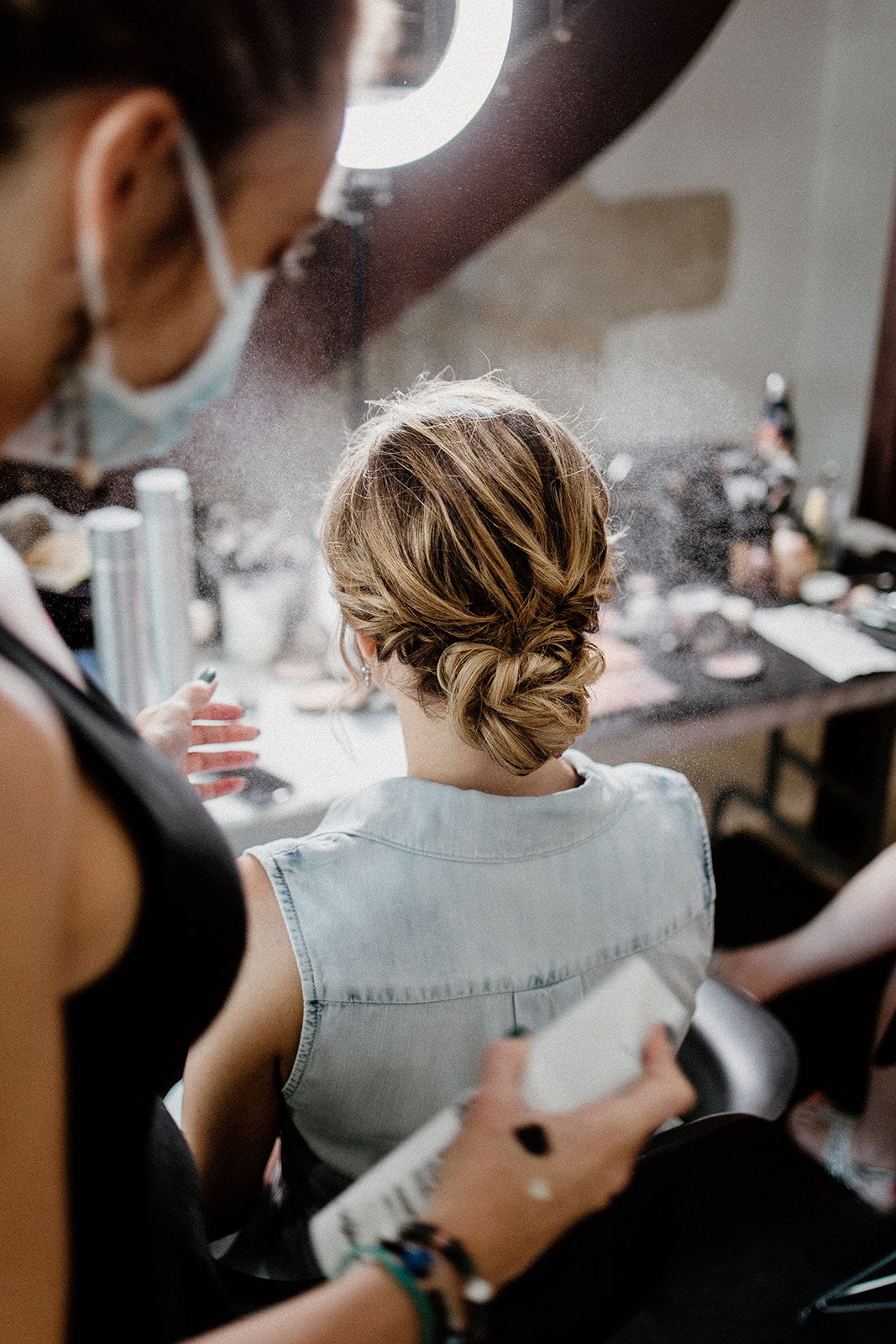 Coiffure de mariée en chignon bas tressé effet naturel