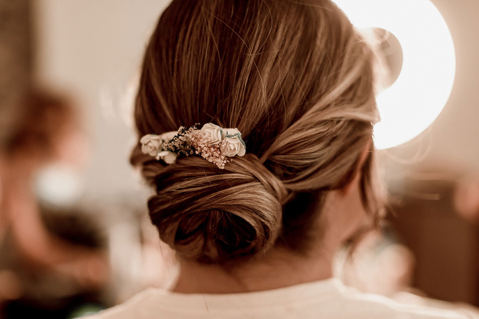 Chignon bas flou et élégant mariage romantique