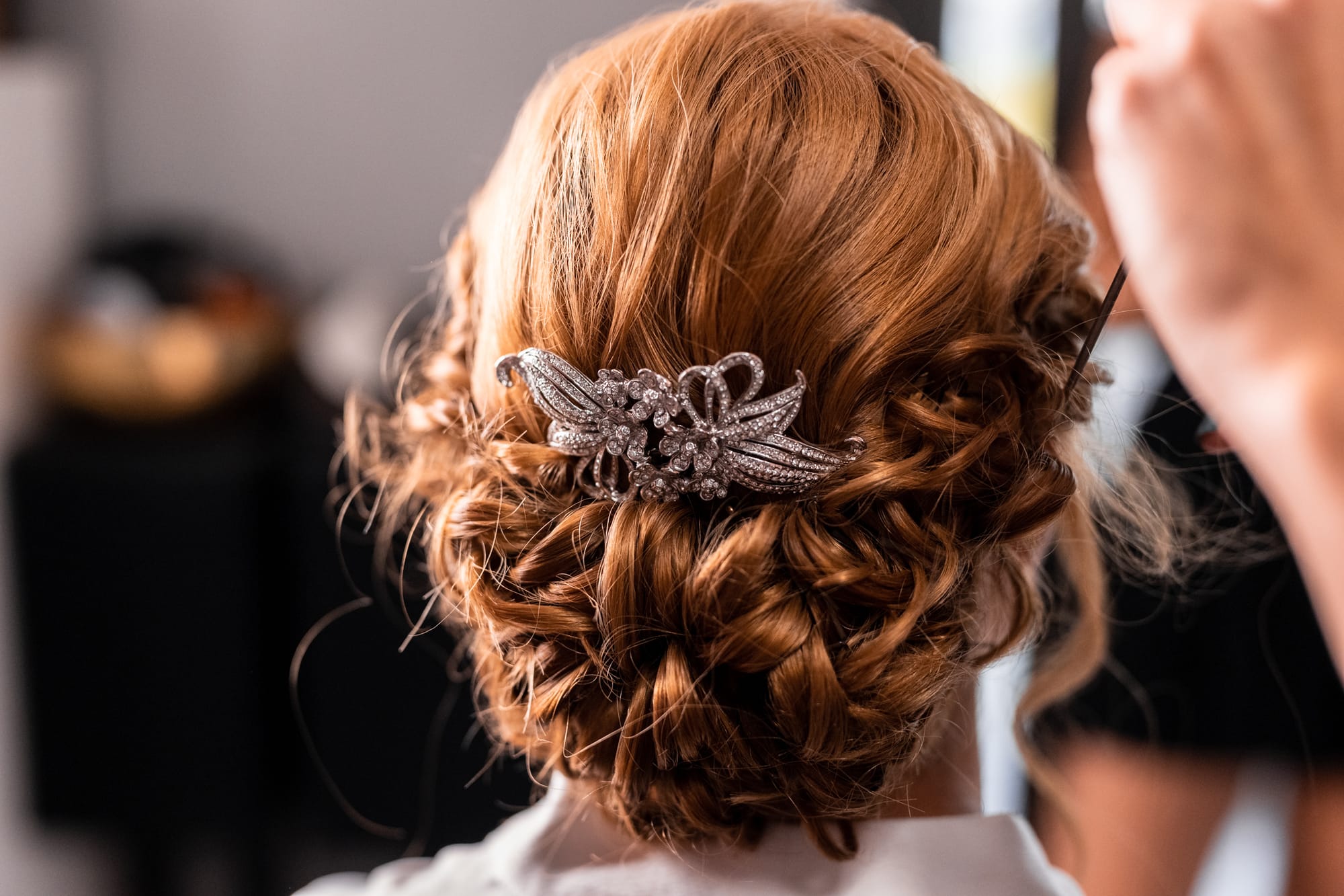 Bijou pour cheveux sur un chignon bas façon mariée princesse