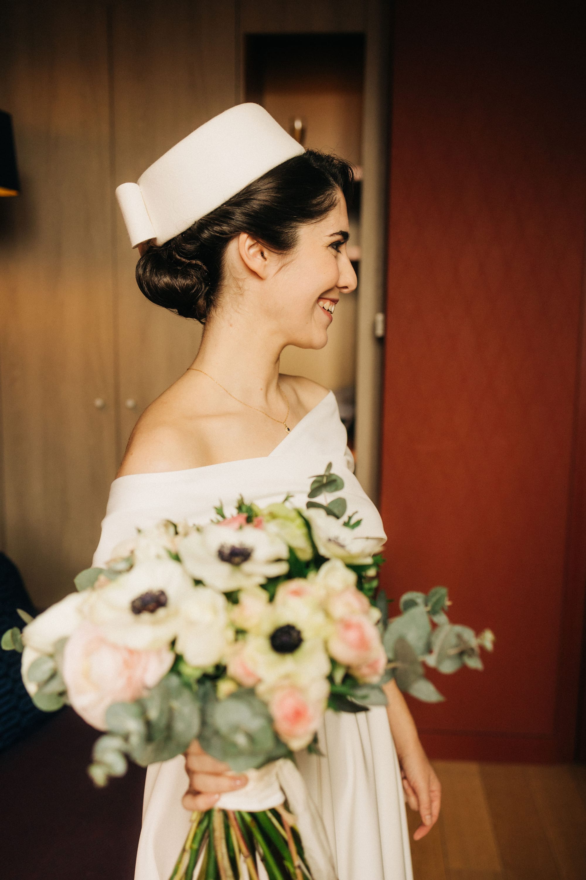 Coiffure de mariée style retro avec chapeau