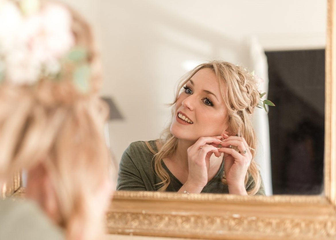 Maquillage élégant et frais, touche lumière et teint parfait