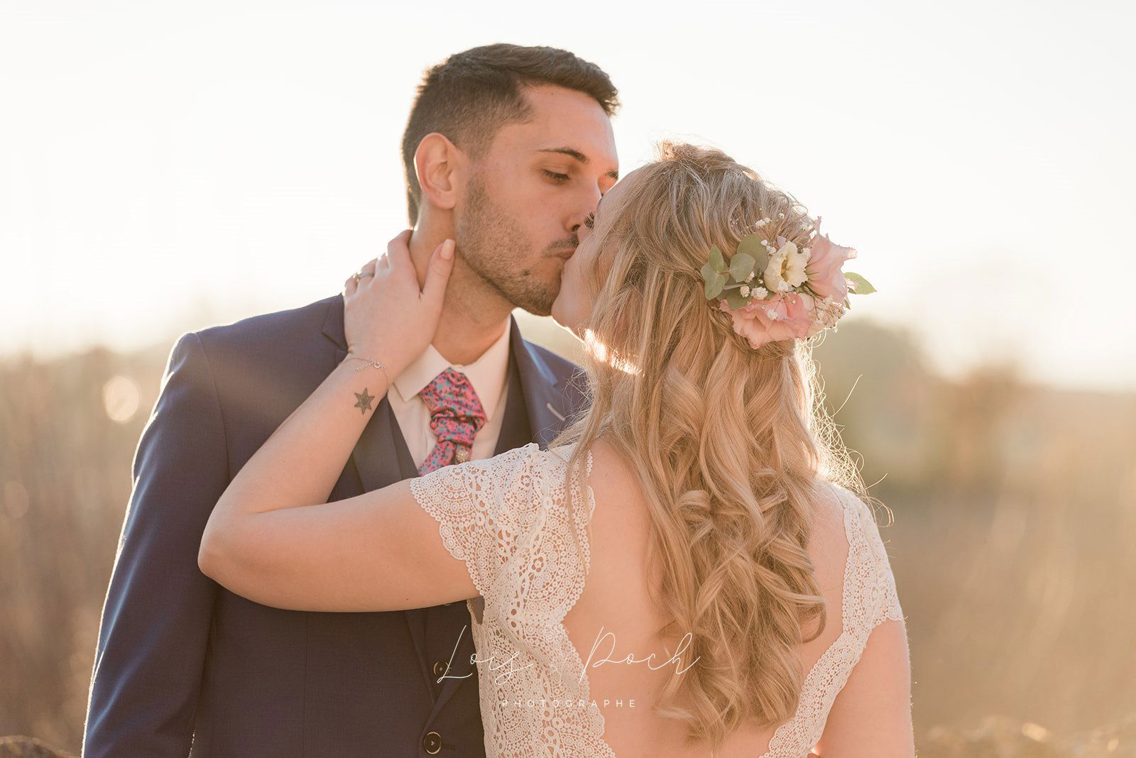 Coiffure mariée wavy et fleurs