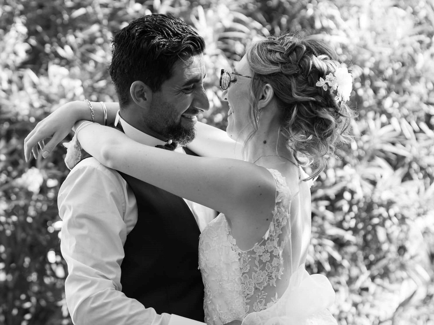 Coiffure de mariée avec ondulations bohèmes et tresse collée