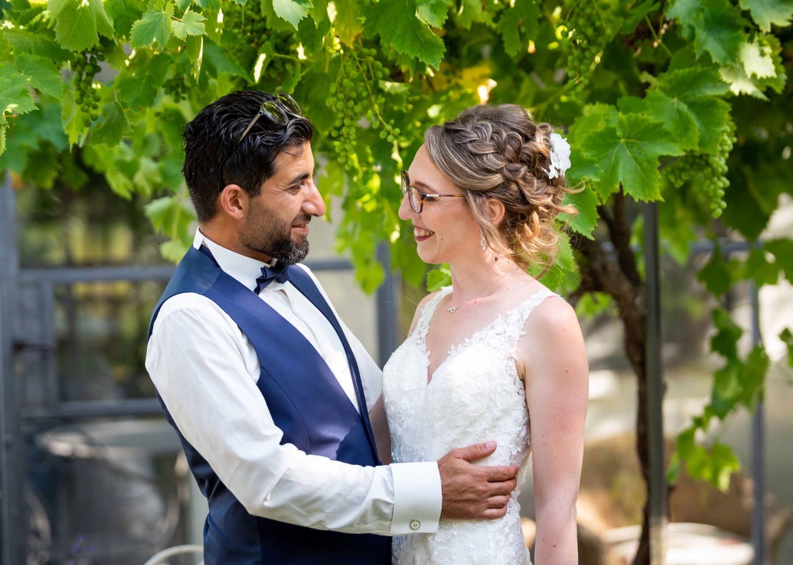 Tresse plaquée et floue sur une coiffure de mariée romantique avec bijoux de cheveux