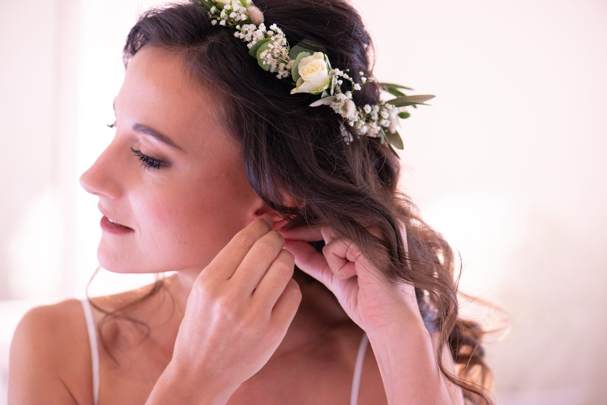 Couronne de fleurs sur un wavy lâche pour une mariée romantique