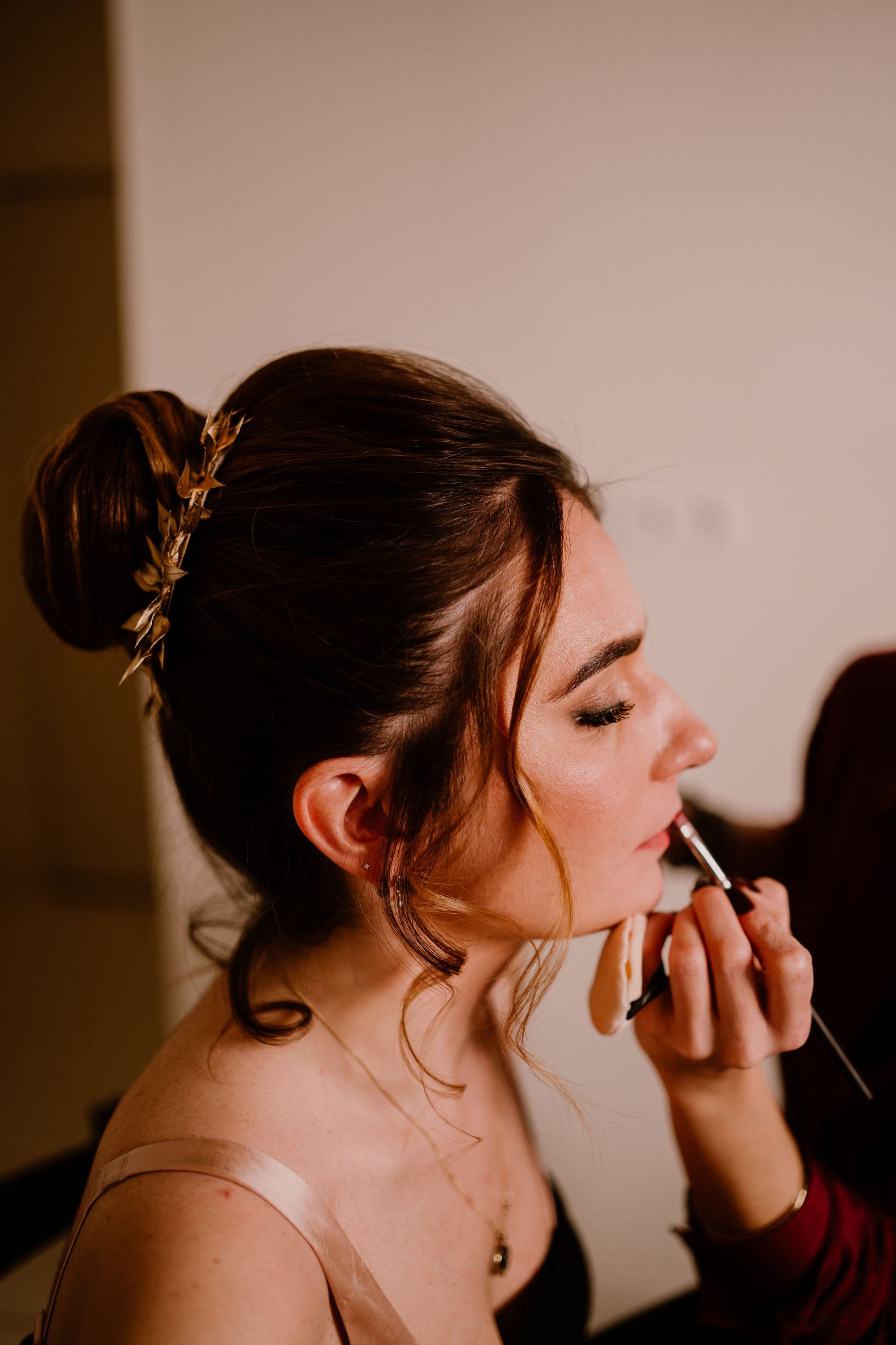 Chignon de mariée avec bijou de cheveux