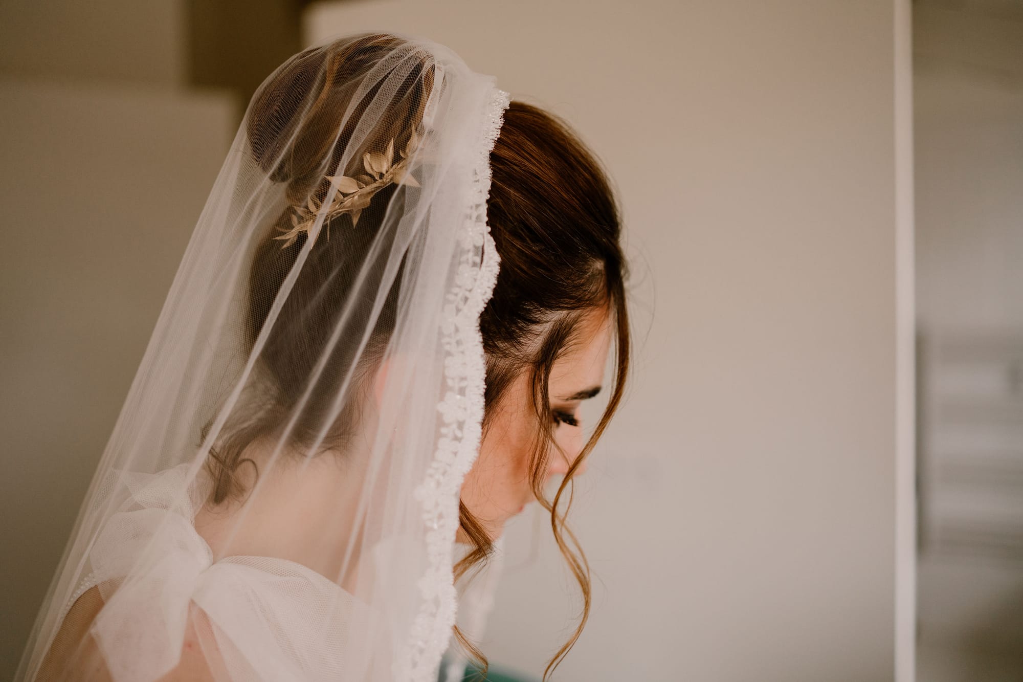 Coiffure et maquillage mariage chic et glamour avec voile