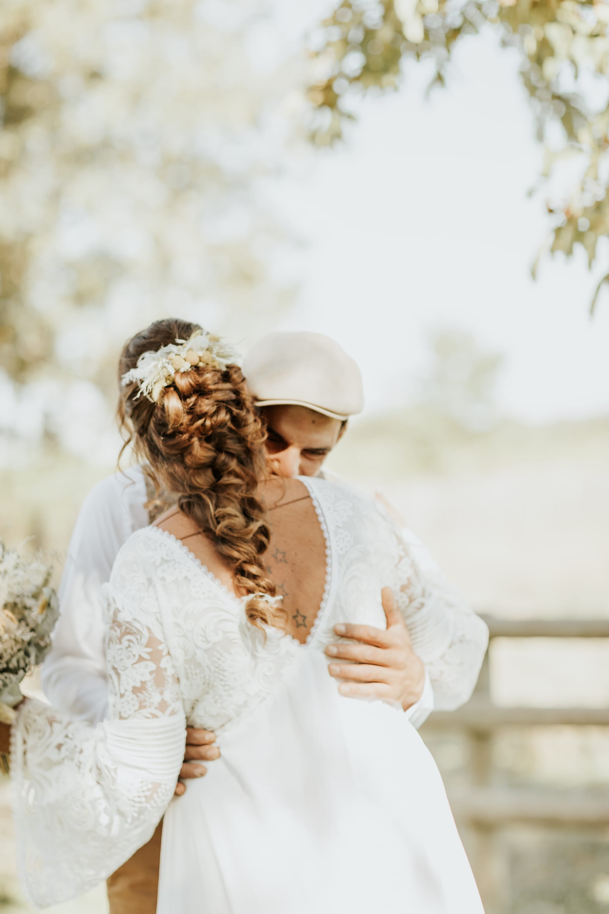 Coiffure mariage tresse et barrette de fleurs, style bohème chic