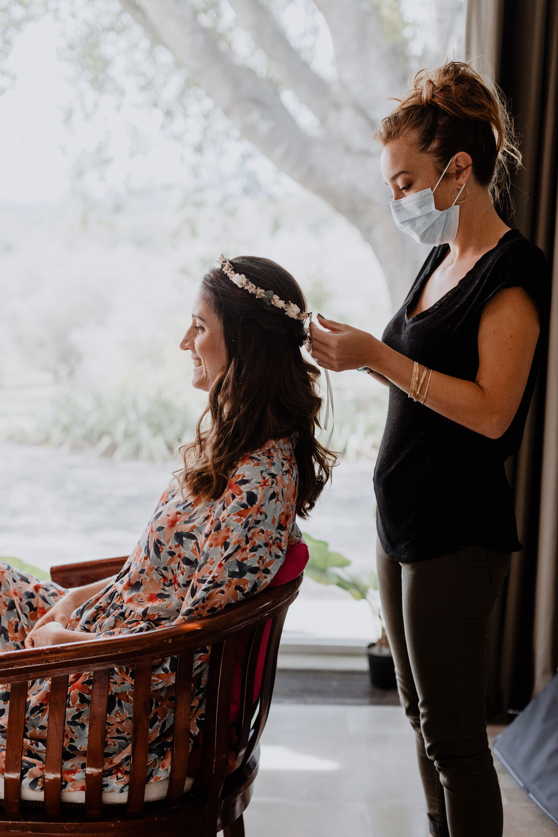 Coiffure de mariée wavy naturel et couronne de fleurs fraîches