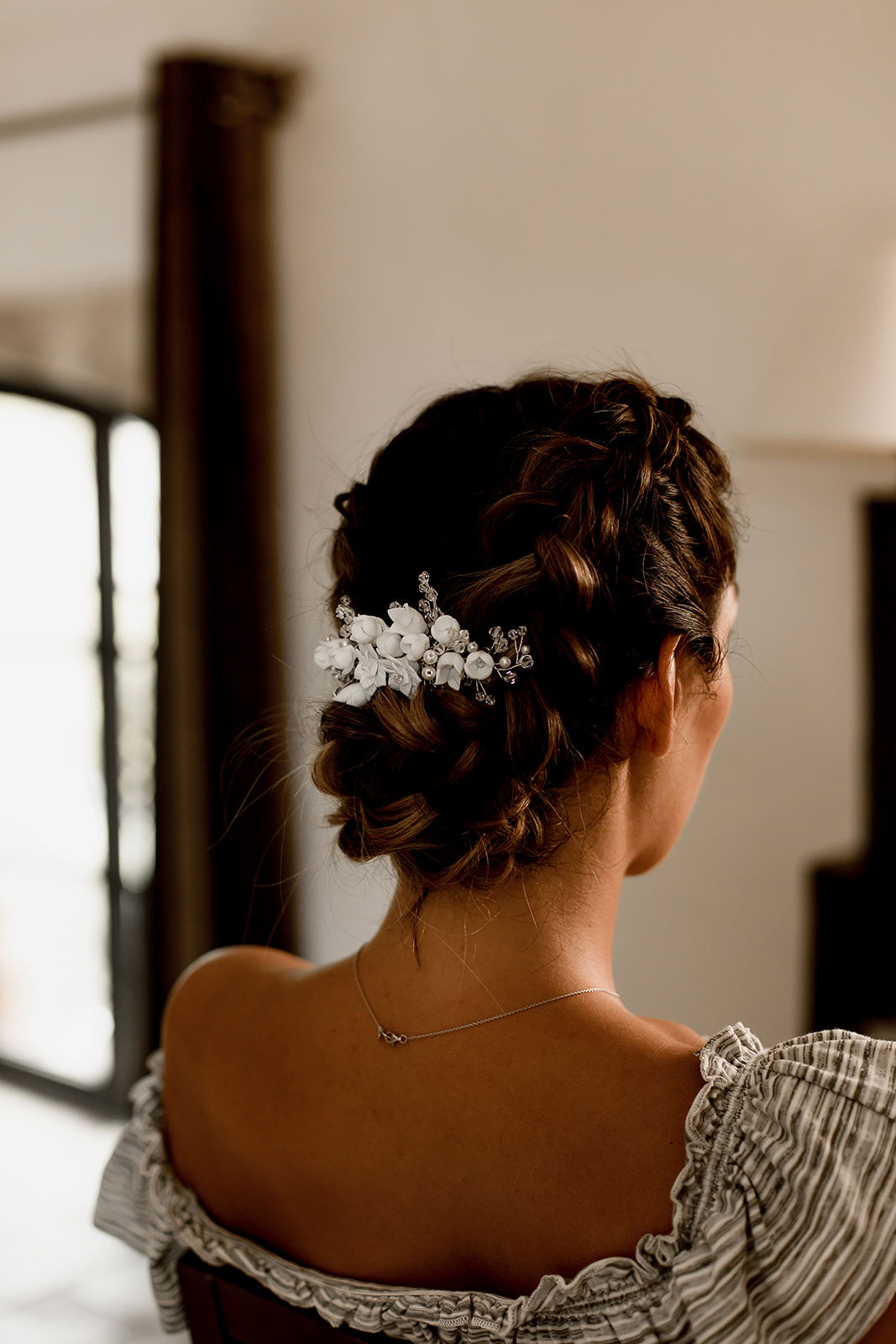 Chignon de mariée avec tresse et peigne de fleurs