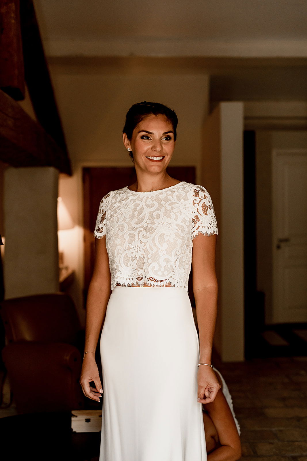 Mariage bohème chic avec coiffure élégante et robe en guipure