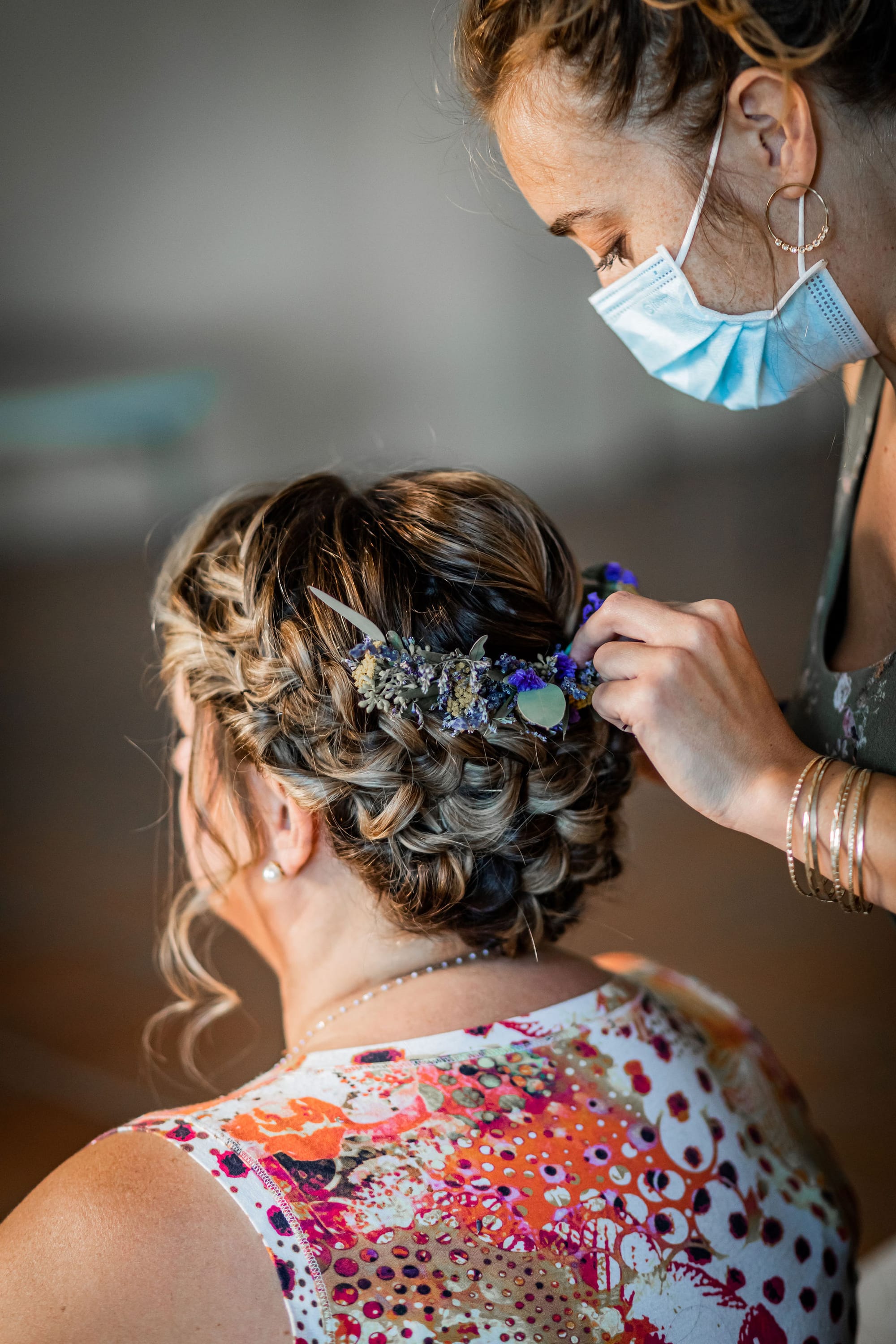 Chignon et tresse de mariée avec fleurs séchées