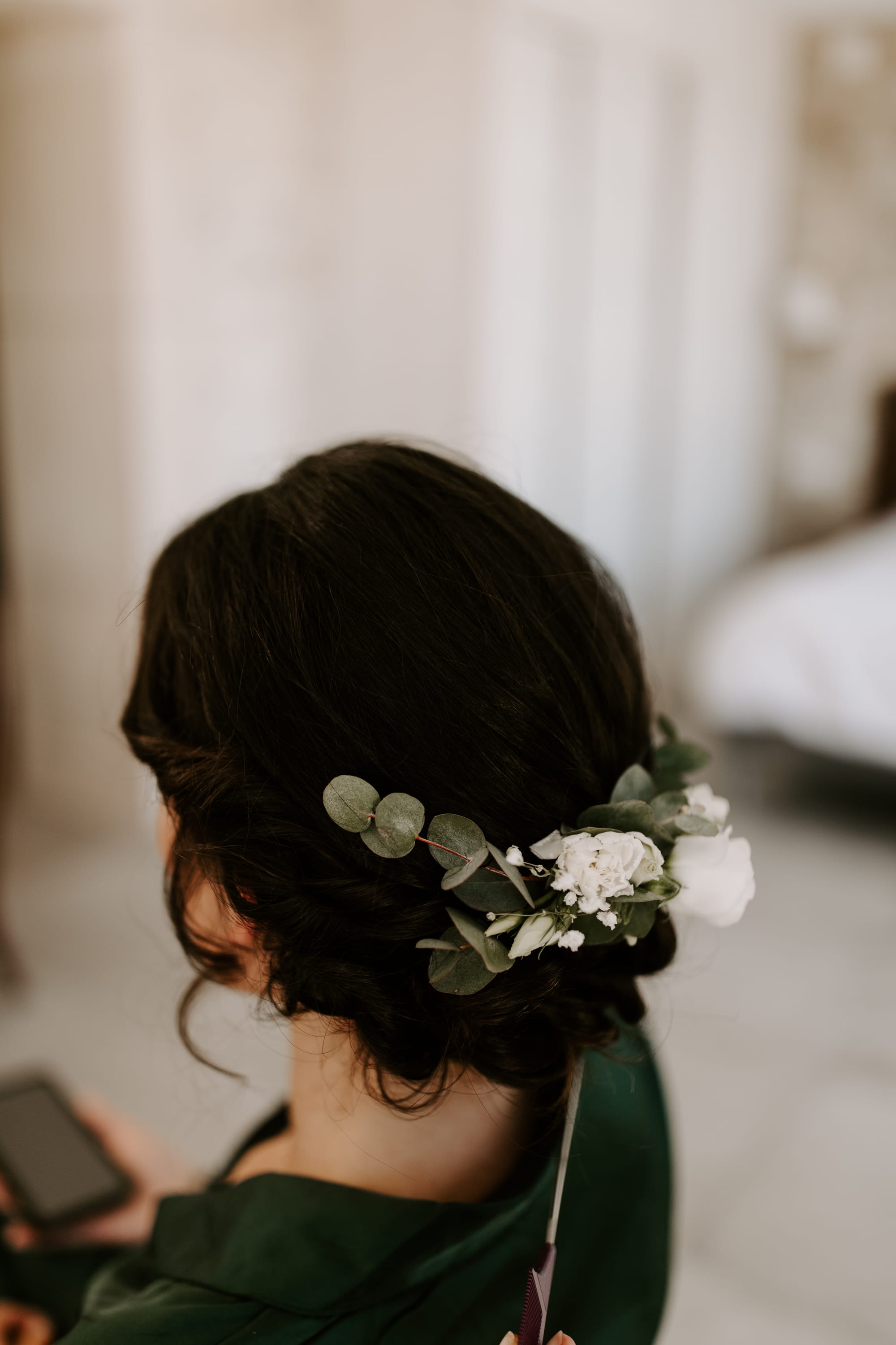 Coiffure mariage avec fleurs fraîches sur chignon bas