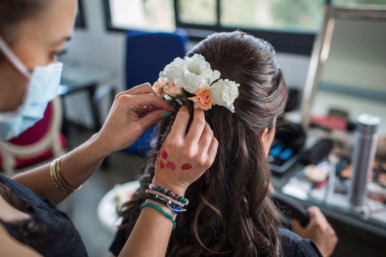 Demi-queue fleurs fraîches coiffure de mariée bohème