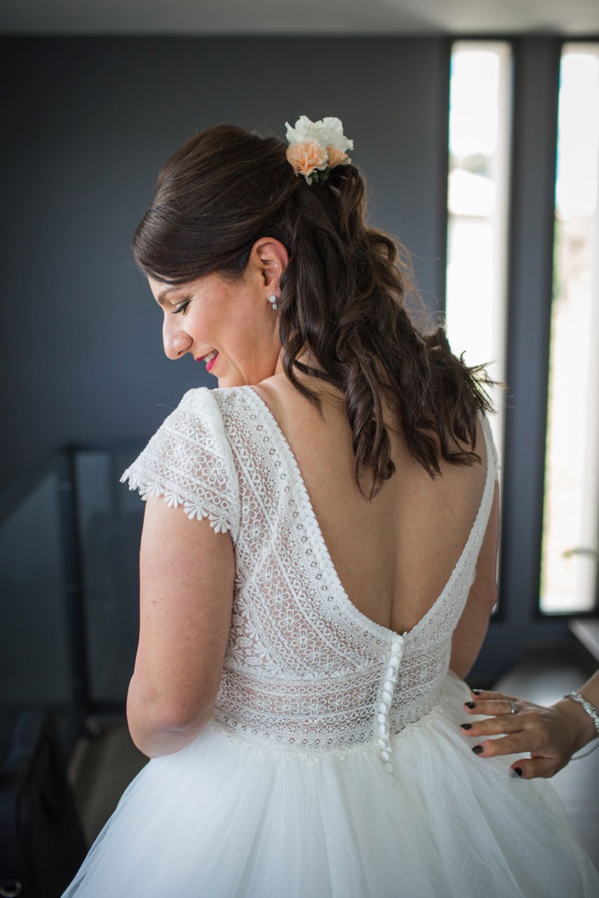 Coiffure mariage cheveux lâche et boucles naturelles avec bijoux de fleurs