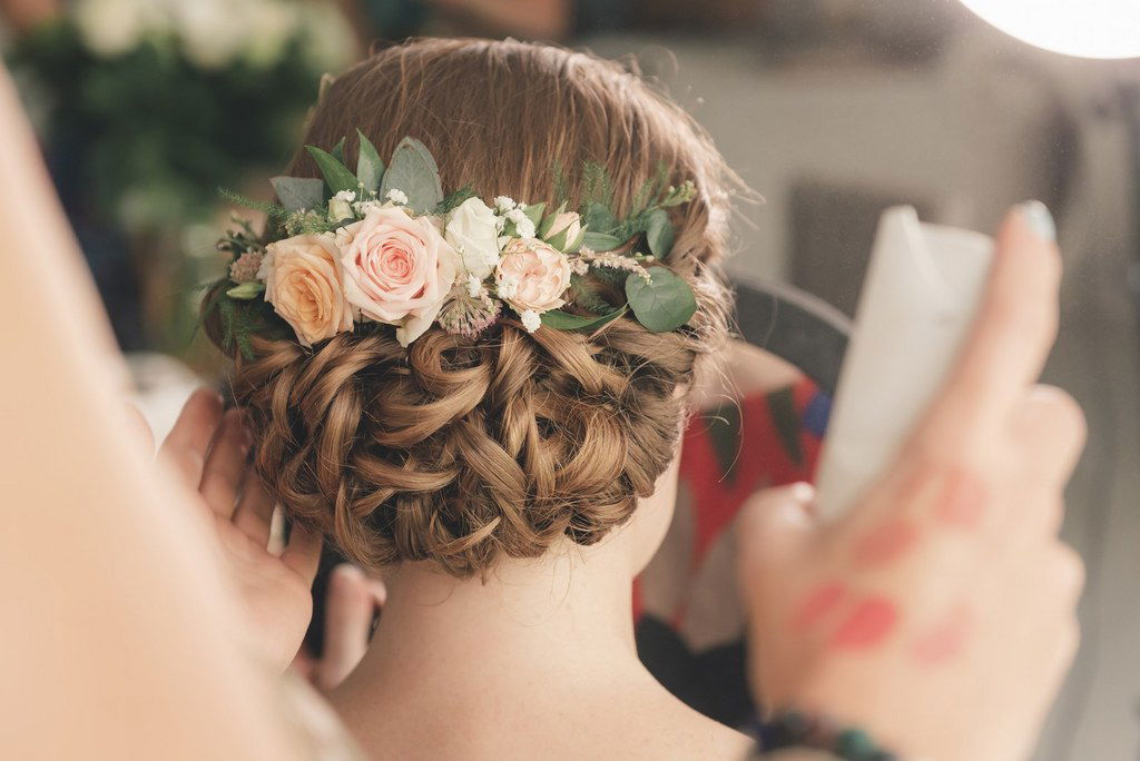 Chignon bas de mariée avec demi couronne de fleurs fraîches