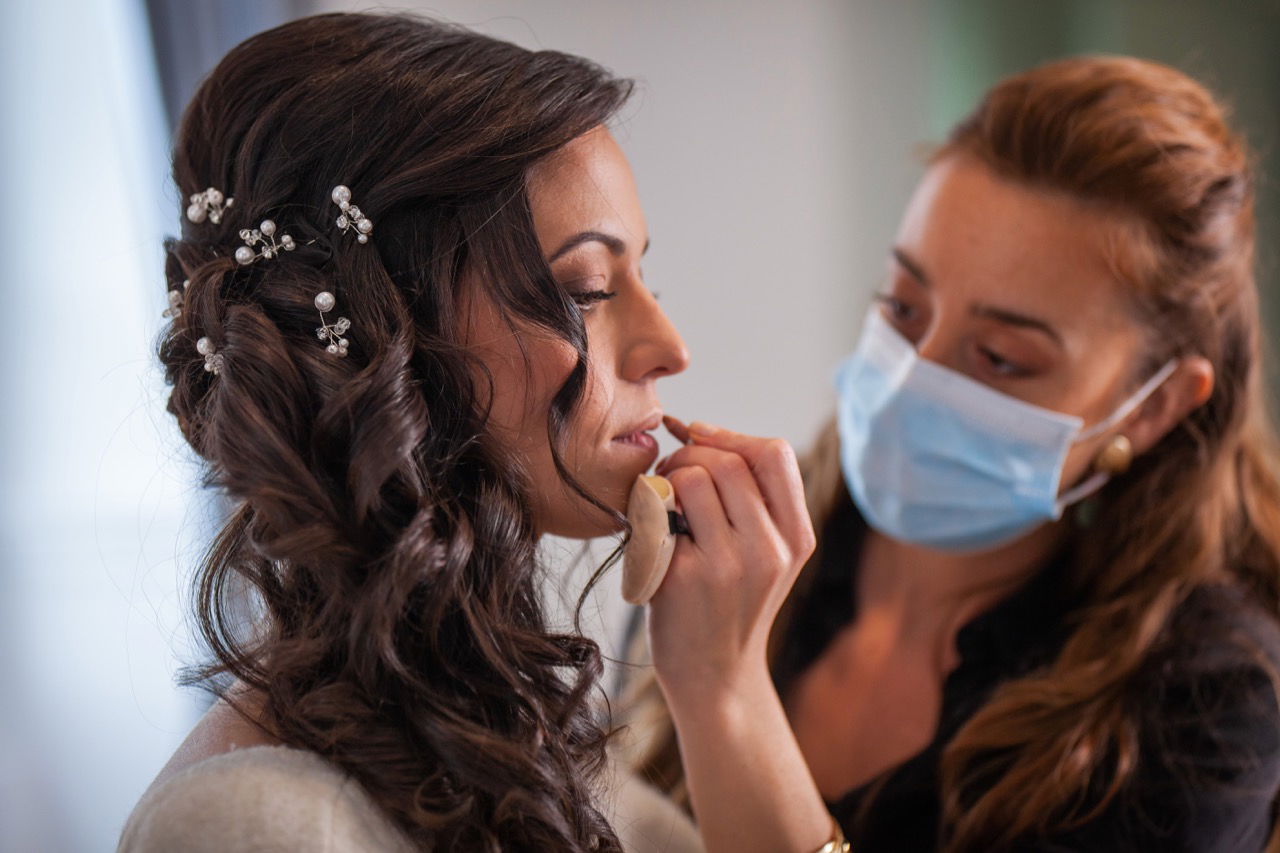 Maquillage mariée teint hâlé et lumineux avec bouche bois de rose