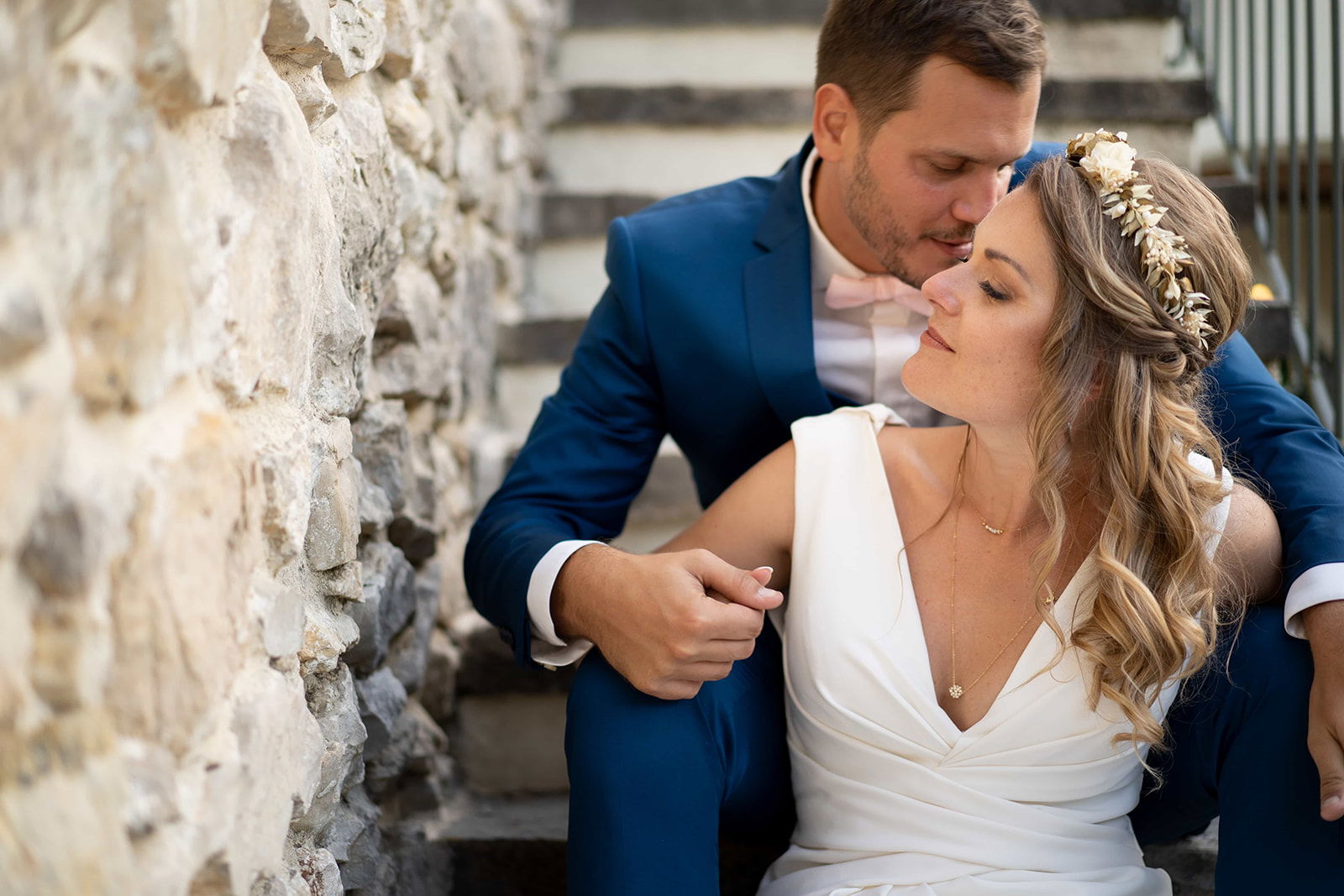 Mise en beauté de mariée naturelle et lumineuse avec demi-queue et couronne de fleurs