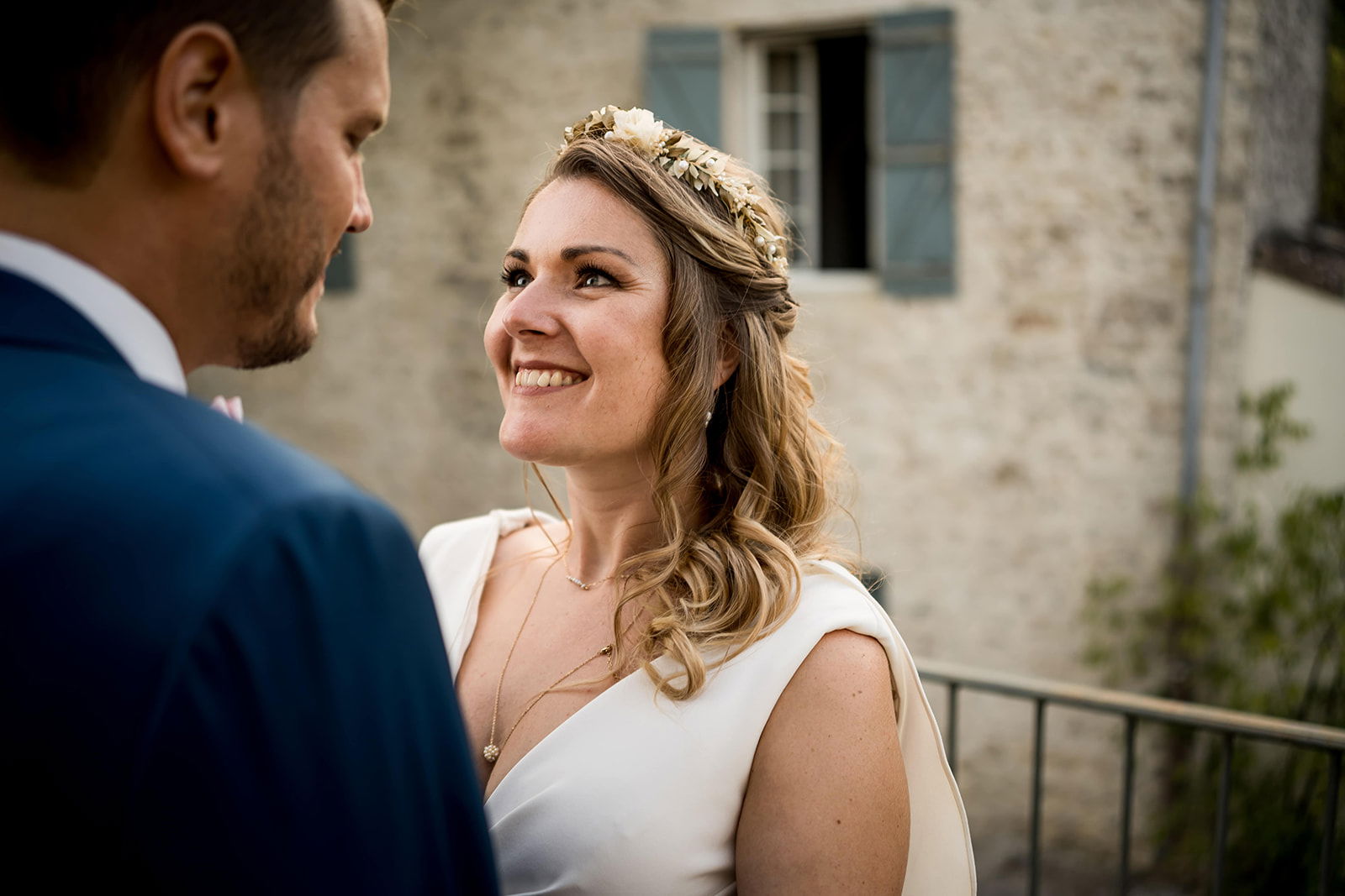 Coiffure de mariée avec couronne de fleurs et wavy naturel