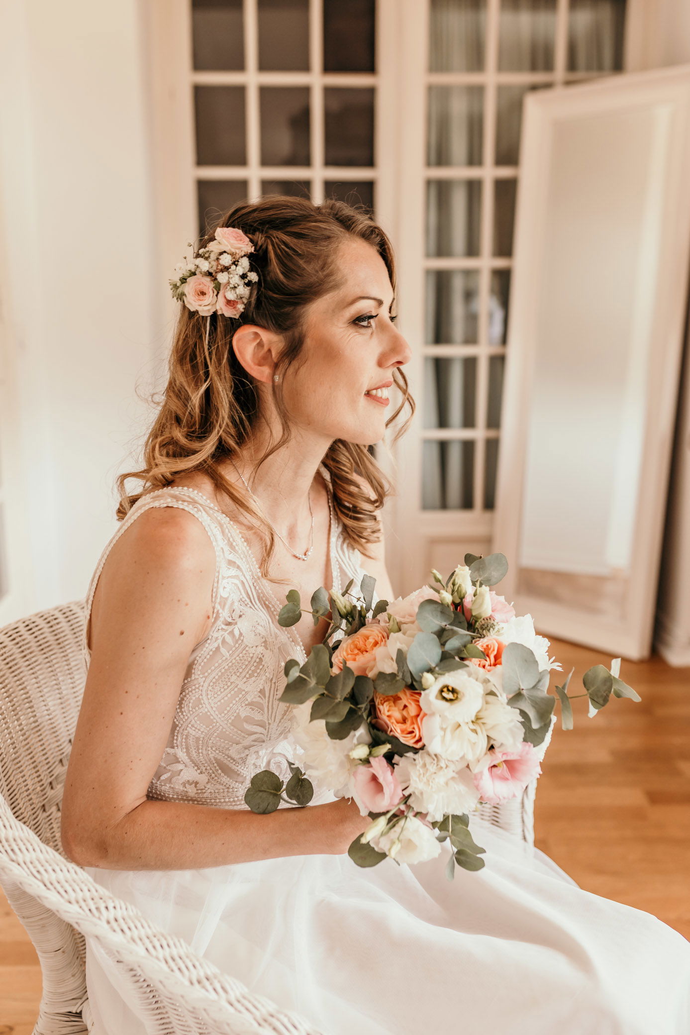 Mise en beauté naturelle et élégante pour un mariage romantique